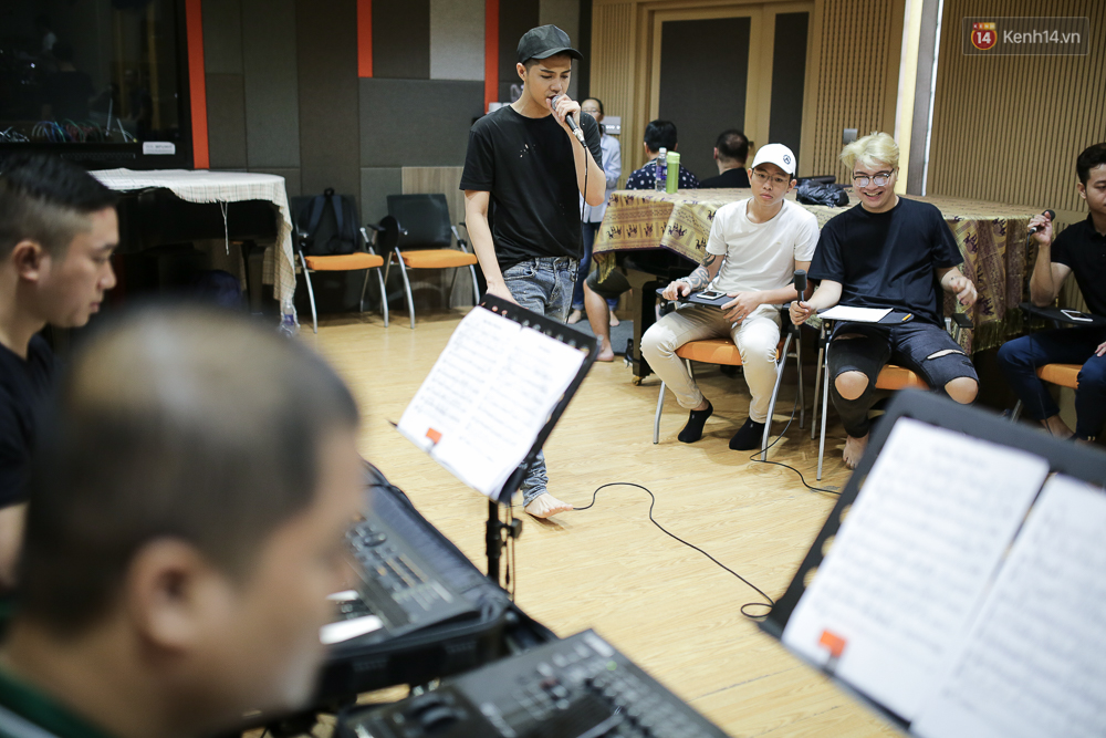 Noo Phước Thịnh căng thẳng tập luyện cùng ban nhạc cho Live Concert hoành tráng - Ảnh 5. Noo Phước Thịnh căng thẳng tập luyện cùng ban nhạc cho Live Concert hoành tráng - Ảnh 5.