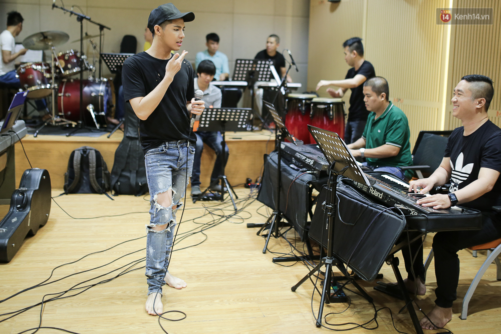 Noo Phước Thịnh căng thẳng tập luyện cùng ban nhạc cho Live Concert hoành tráng - Ảnh 6. Noo Phước Thịnh căng thẳng tập luyện cùng ban nhạc cho Live Concert hoành tráng - Ảnh 6.
