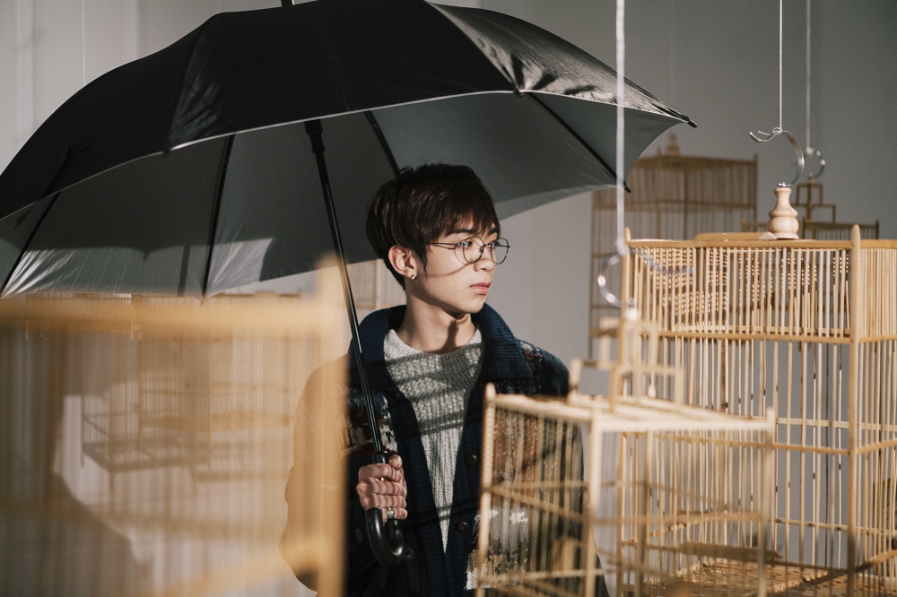 Soobin Hoàng Sơn diện đồ đông giữa thời tiết 30 độ để quay MV cho siêu hit - Ảnh 1. Soobin Hoàng Sơn diện đồ đông giữa thời tiết 30 độ để quay MV cho siêu hit - Ảnh 1.