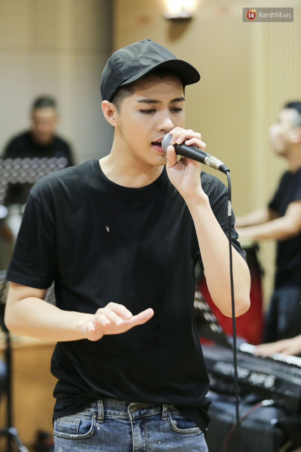 Noo Phước Thịnh căng thẳng tập luyện cùng ban nhạc cho Live Concert hoành tráng - Ảnh 8. Noo Phước Thịnh căng thẳng tập luyện cùng ban nhạc cho Live Concert hoành tráng - Ảnh 8.