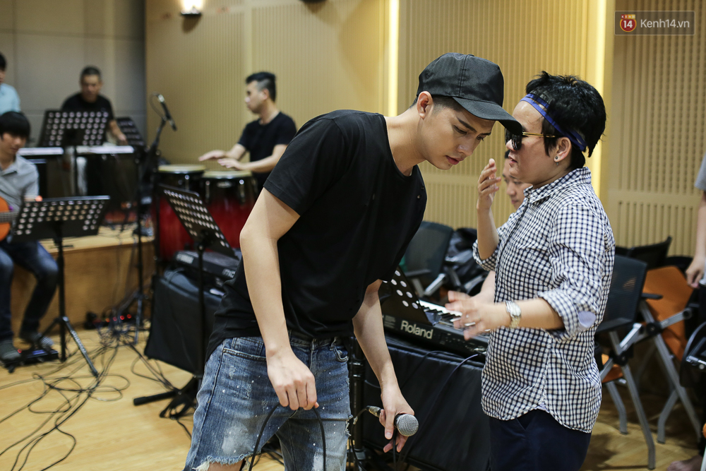 Noo Phước Thịnh căng thẳng tập luyện cùng ban nhạc cho Live Concert hoành tráng - Ảnh 2. Noo Phước Thịnh căng thẳng tập luyện cùng ban nhạc cho Live Concert hoành tráng - Ảnh 2.