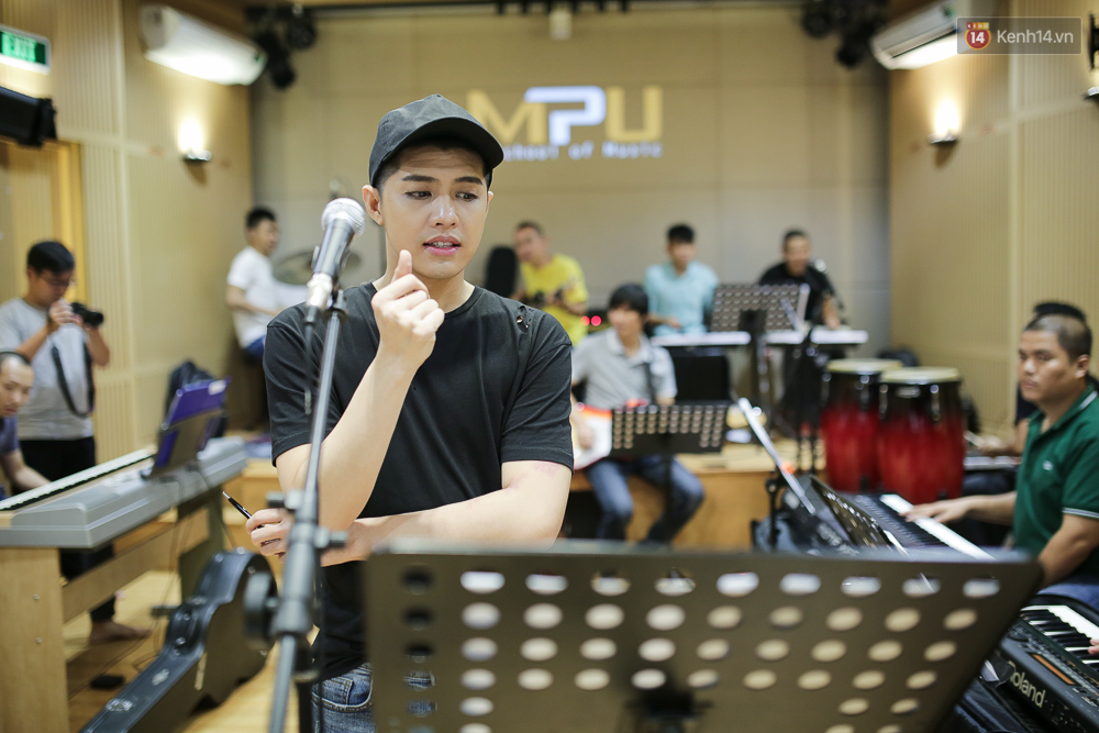 Noo Phước Thịnh căng thẳng tập luyện cùng ban nhạc cho Live Concert hoành tráng - Ảnh 11. Noo Phước Thịnh căng thẳng tập luyện cùng ban nhạc cho Live Concert hoành tráng - Ảnh 11.