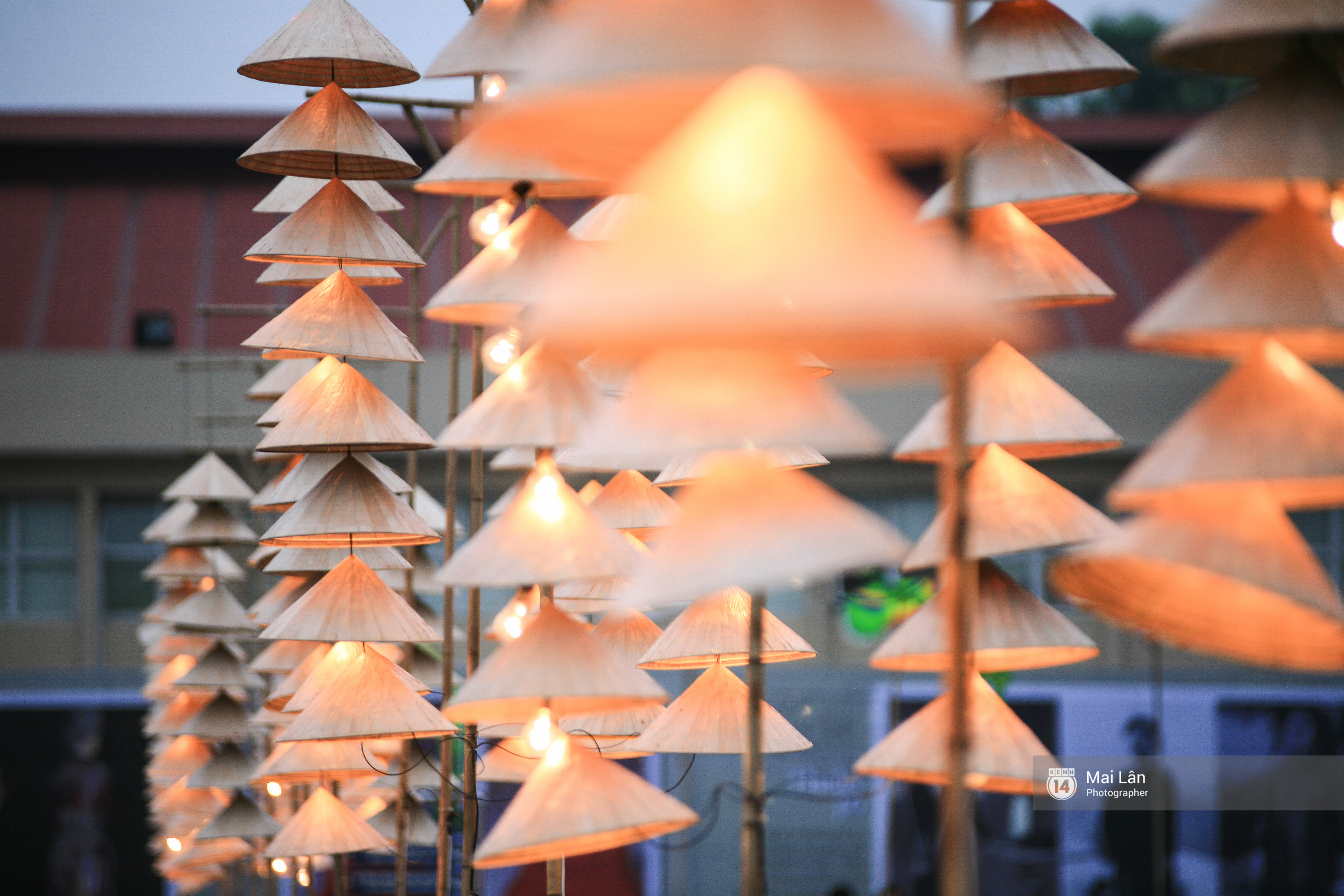 Hà Nội đẹp lung linh với hàng ngàn chiếc nón lá thắp sáng trong Festival Áo dài 2016 - Ảnh 16. Hà Nội đẹp lung linh với hàng ngàn chiếc nón lá thắp sáng trong Festival Áo dài 2016 - Ảnh 16.