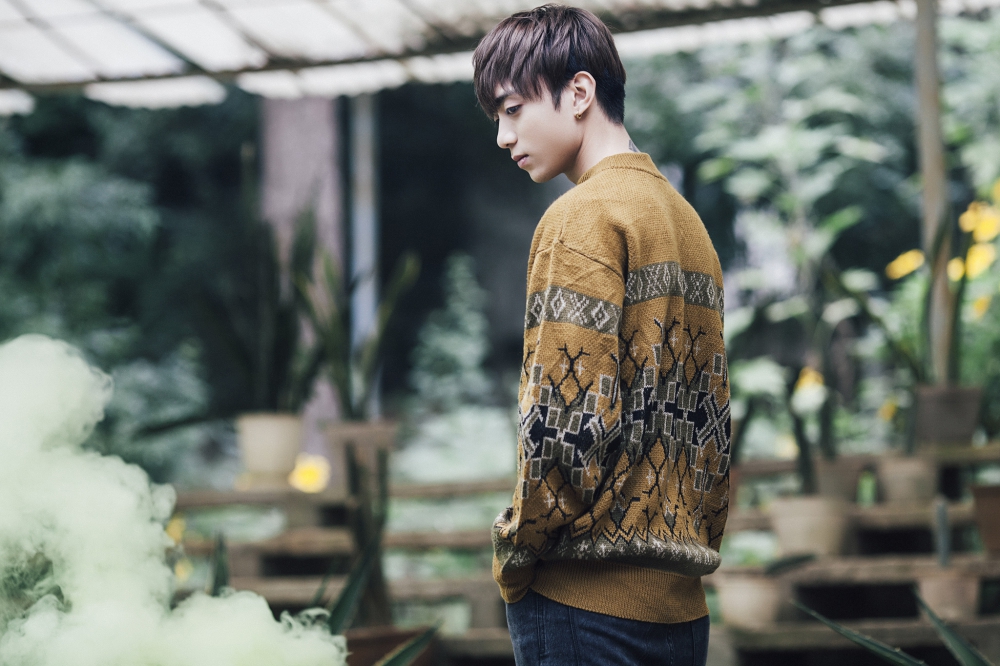 Soobin Hoàng Sơn diện đồ đông giữa thời tiết 30 độ để quay MV cho siêu hit - Ảnh 3. Soobin Hoàng Sơn diện đồ đông giữa thời tiết 30 độ để quay MV cho siêu hit - Ảnh 3.