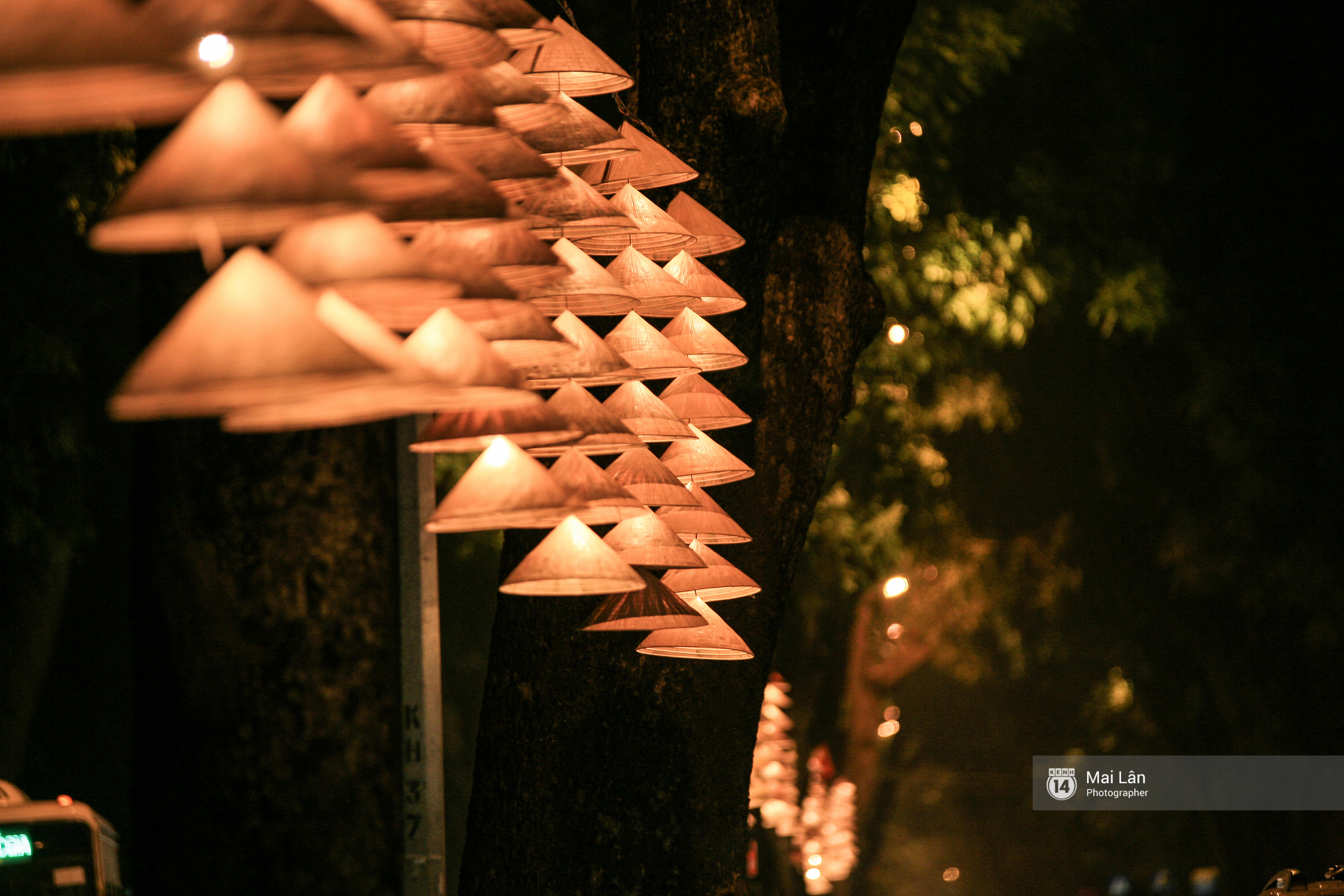 Hà Nội đẹp lung linh với hàng ngàn chiếc nón lá thắp sáng trong Festival Áo dài 2016 - Ảnh 10. Hà Nội đẹp lung linh với hàng ngàn chiếc nón lá thắp sáng trong Festival Áo dài 2016 - Ảnh 10.