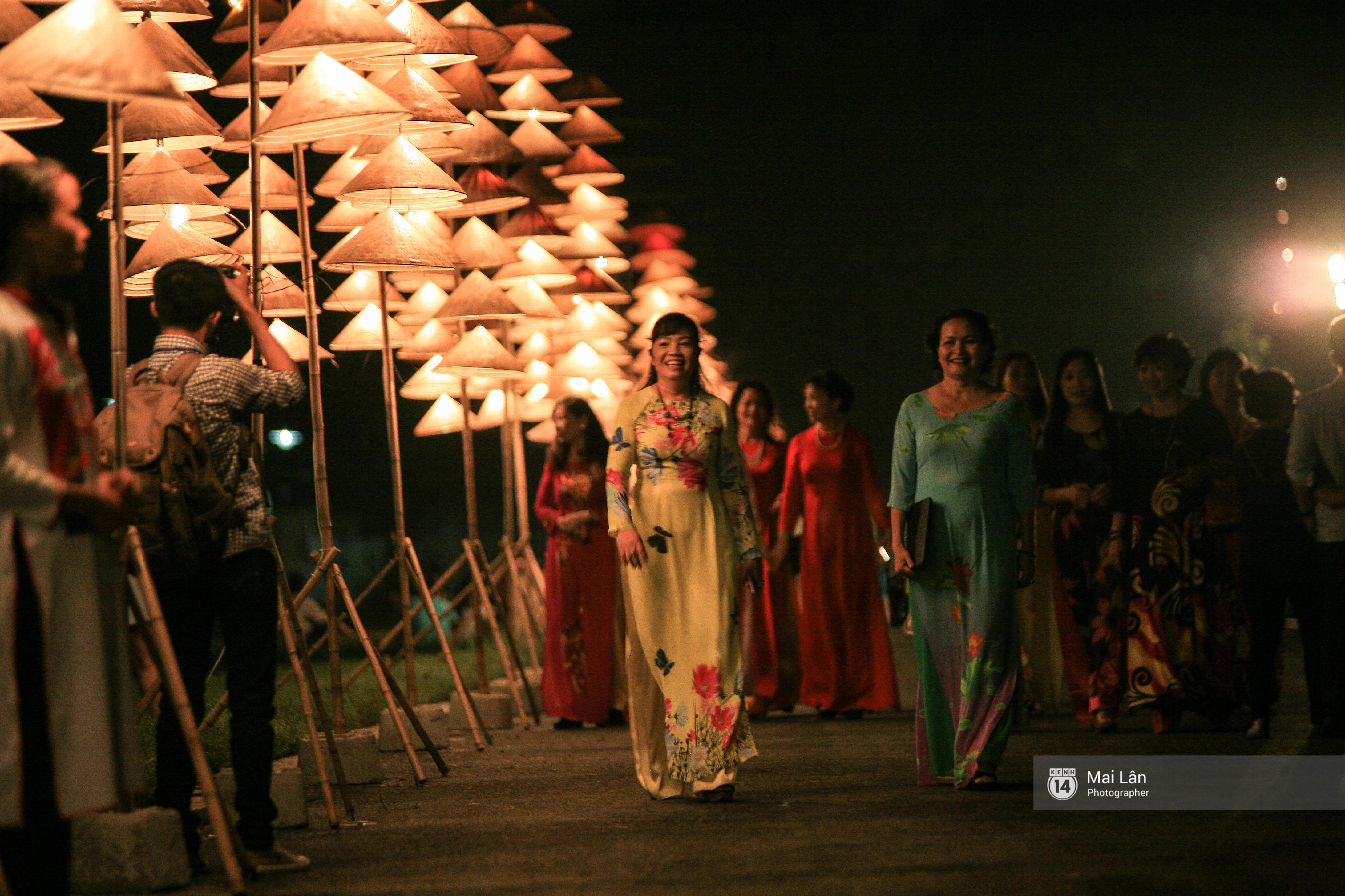 Hà Nội đẹp lung linh với hàng ngàn chiếc nón lá thắp sáng trong Festival Áo dài 2016 - Ảnh 4. Hà Nội đẹp lung linh với hàng ngàn chiếc nón lá thắp sáng trong Festival Áo dài 2016 - Ảnh 4.