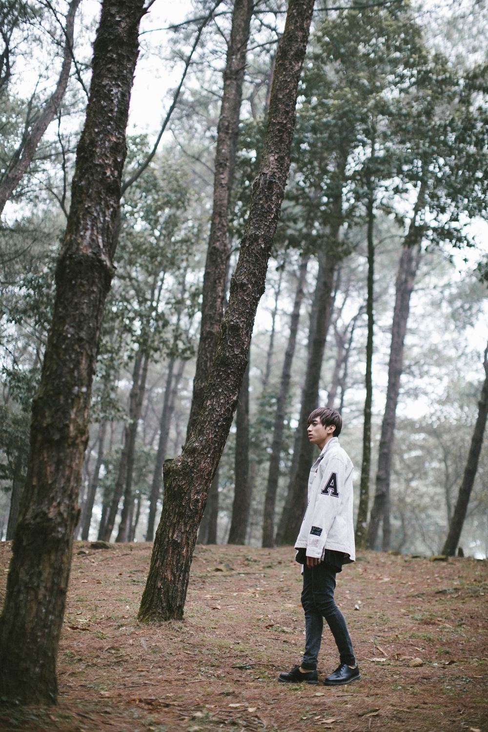 Soobin Hoàng Sơn diện đồ đông giữa thời tiết 30 độ để quay MV cho siêu hit - Ảnh 9. Soobin Hoàng Sơn diện đồ đông giữa thời tiết 30 độ để quay MV cho siêu hit - Ảnh 9.