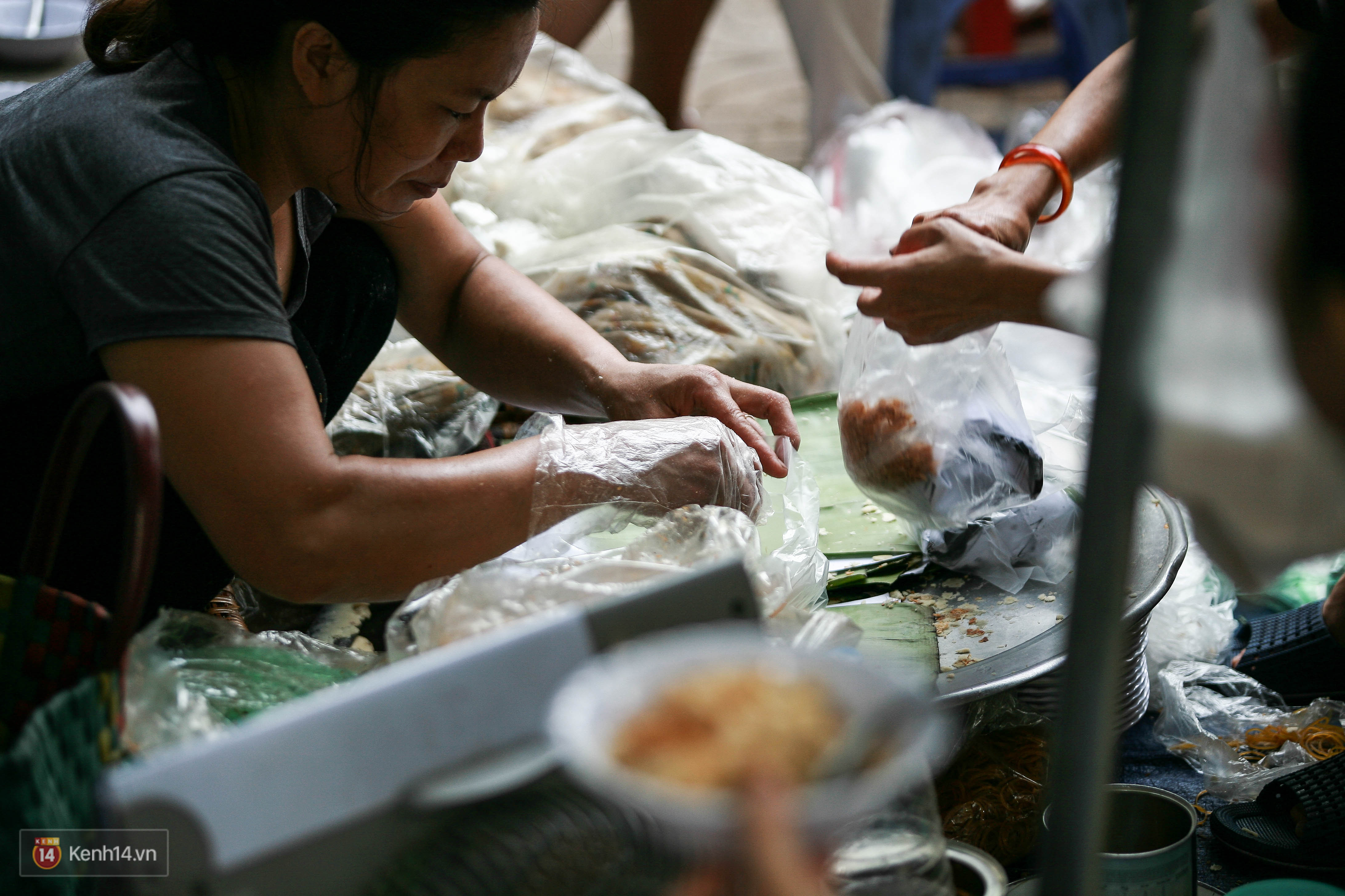 Ngày Hà Nội mát trời, đi ăn xôi ở 3 hàng vỉa hè cứ chậm chân... là hết - Ảnh 2. Ngày Hà Nội mát trời, đi ăn xôi ở 3 hàng vỉa hè cứ chậm chân... là hết - Ảnh 2.