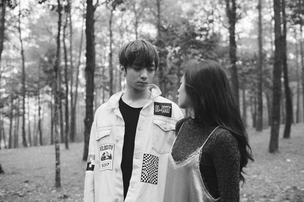 Soobin Hoàng Sơn diện đồ đông giữa thời tiết 30 độ để quay MV cho siêu hit - Ảnh 7. Soobin Hoàng Sơn diện đồ đông giữa thời tiết 30 độ để quay MV cho siêu hit - Ảnh 7.