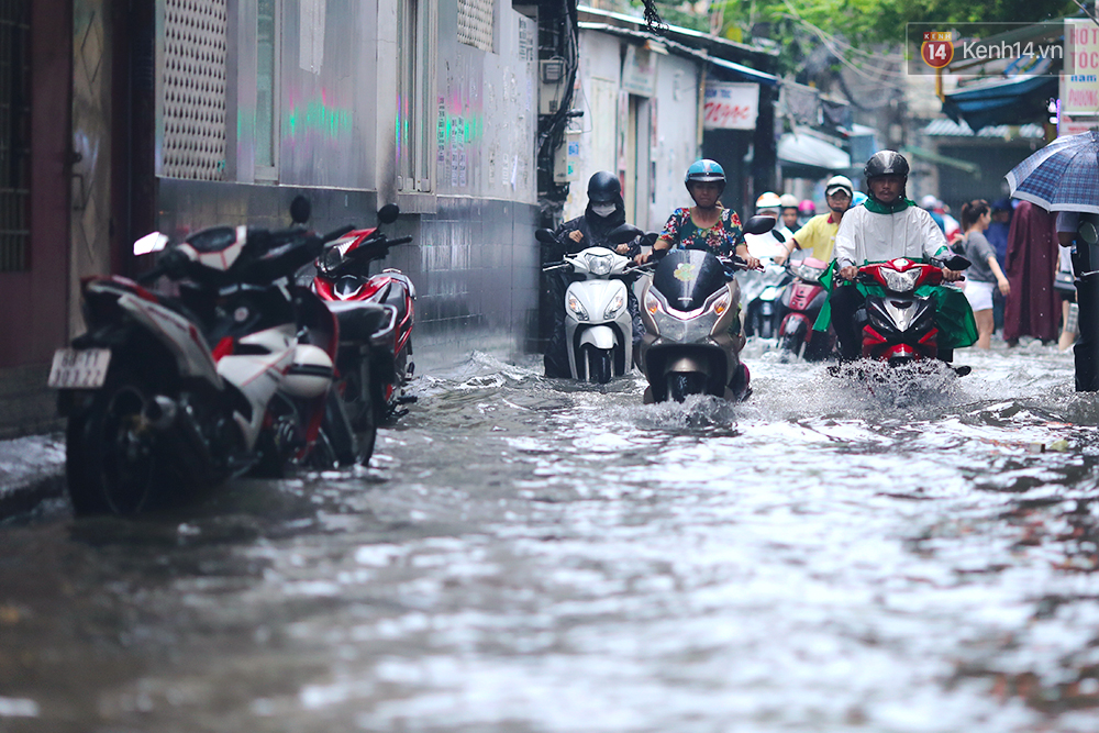 Sài Gòn lại ngập, chuyên gia nói gì về việc mưa đến chậm so với dự báo thời tiết? - Ảnh 16. Sài Gòn lại ngập, chuyên gia nói gì về việc mưa đến chậm so với dự báo thời tiết? - Ảnh 16.