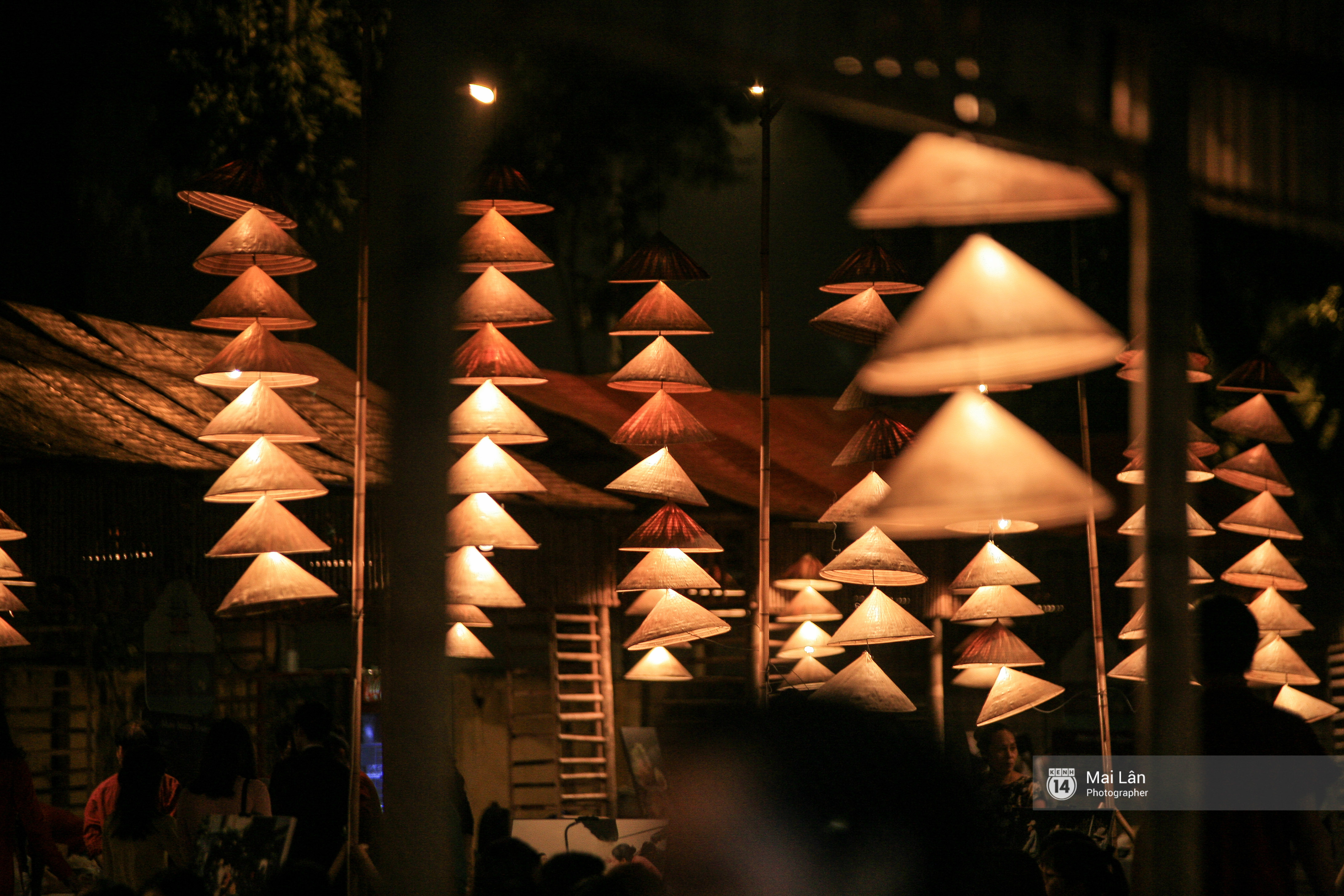 Hà Nội đẹp lung linh với hàng ngàn chiếc nón lá thắp sáng trong Festival Áo dài 2016 - Ảnh 7. Hà Nội đẹp lung linh với hàng ngàn chiếc nón lá thắp sáng trong Festival Áo dài 2016 - Ảnh 7.