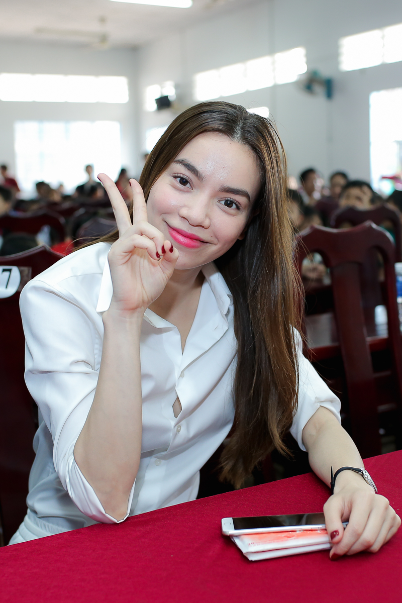 Hồ Ngọc Hà ngồi phà, vượt đường xa để trao quà trung thu cho trẻ em Cần Thơ - Ảnh 3. Hồ Ngọc Hà ngồi phà, vượt đường xa để trao quà trung thu cho trẻ em Cần Thơ - Ảnh 3.