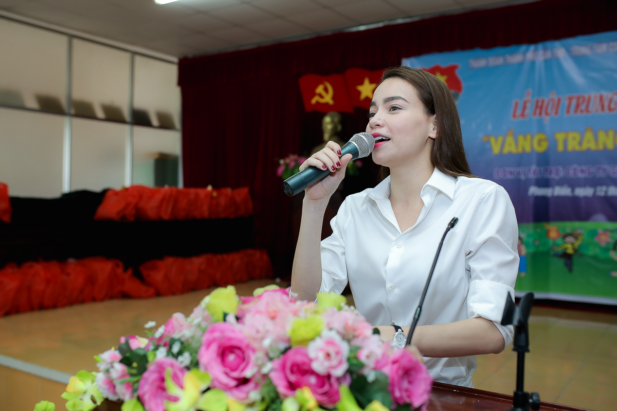 Hồ Ngọc Hà ngồi phà, vượt đường xa để trao quà trung thu cho trẻ em Cần Thơ - Ảnh 4. Hồ Ngọc Hà ngồi phà, vượt đường xa để trao quà trung thu cho trẻ em Cần Thơ - Ảnh 4.