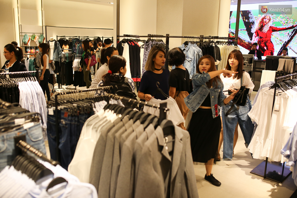 Hoa hậu Mỹ Linh bịt khẩu trang, hòa vào đám đông mua sắm tấp nập ở store Zara Việt Nam - Ảnh 11. Hoa hậu Mỹ Linh bịt khẩu trang, hòa vào đám đông mua sắm tấp nập ở store Zara Việt Nam - Ảnh 11.
