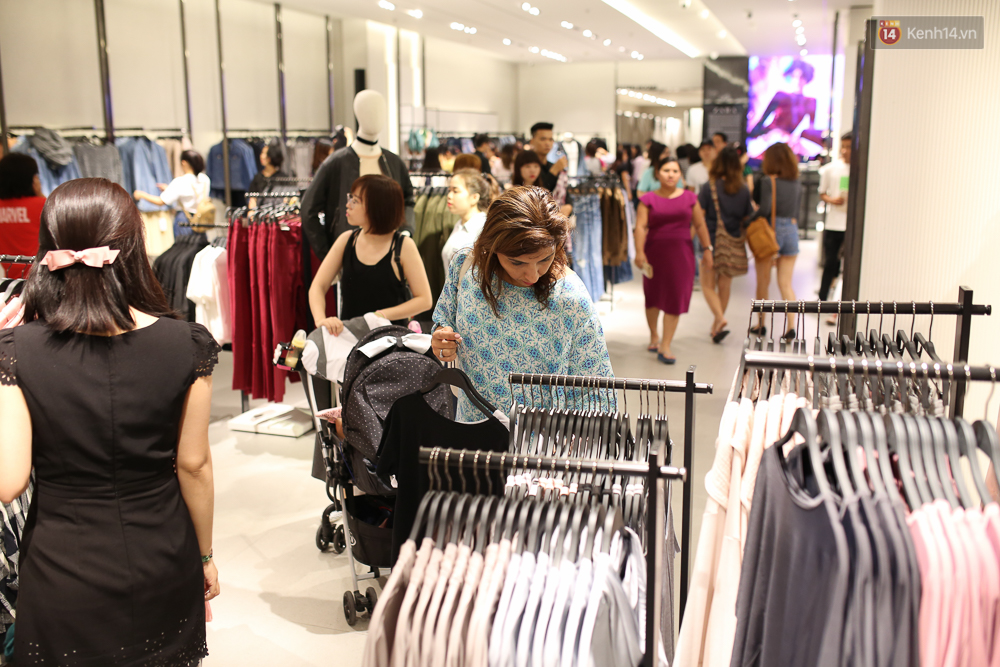 Hoa hậu Mỹ Linh bịt khẩu trang, hòa vào đám đông mua sắm tấp nập ở store Zara Việt Nam - Ảnh 12. Hoa hậu Mỹ Linh bịt khẩu trang, hòa vào đám đông mua sắm tấp nập ở store Zara Việt Nam - Ảnh 12.