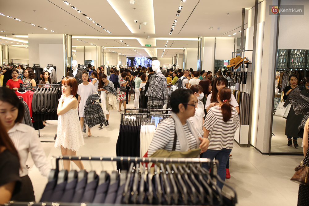 Hoa hậu Mỹ Linh bịt khẩu trang, hòa vào đám đông mua sắm tấp nập ở store Zara Việt Nam - Ảnh 13. Hoa hậu Mỹ Linh bịt khẩu trang, hòa vào đám đông mua sắm tấp nập ở store Zara Việt Nam - Ảnh 13.