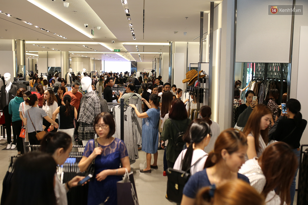 Hoa hậu Mỹ Linh bịt khẩu trang, hòa vào đám đông mua sắm tấp nập ở store Zara Việt Nam - Ảnh 15. Hoa hậu Mỹ Linh bịt khẩu trang, hòa vào đám đông mua sắm tấp nập ở store Zara Việt Nam - Ảnh 15.