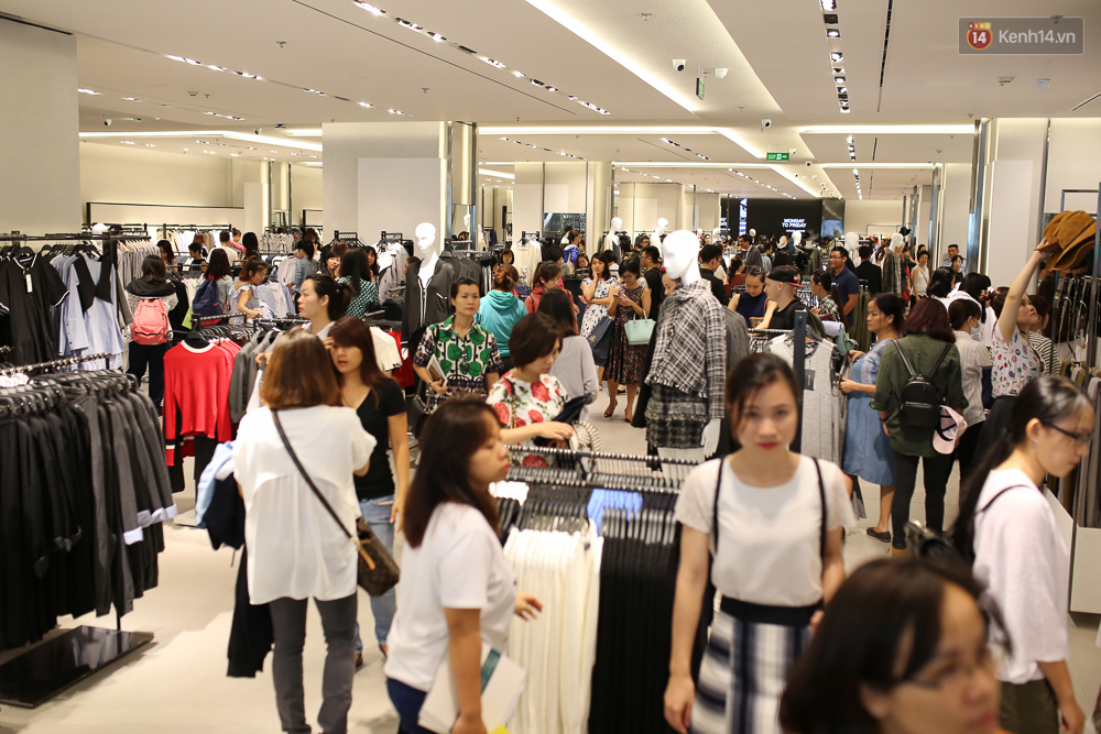 Hoa hậu Mỹ Linh bịt khẩu trang, hòa vào đám đông mua sắm tấp nập ở store Zara Việt Nam - Ảnh 16. Hoa hậu Mỹ Linh bịt khẩu trang, hòa vào đám đông mua sắm tấp nập ở store Zara Việt Nam - Ảnh 16.