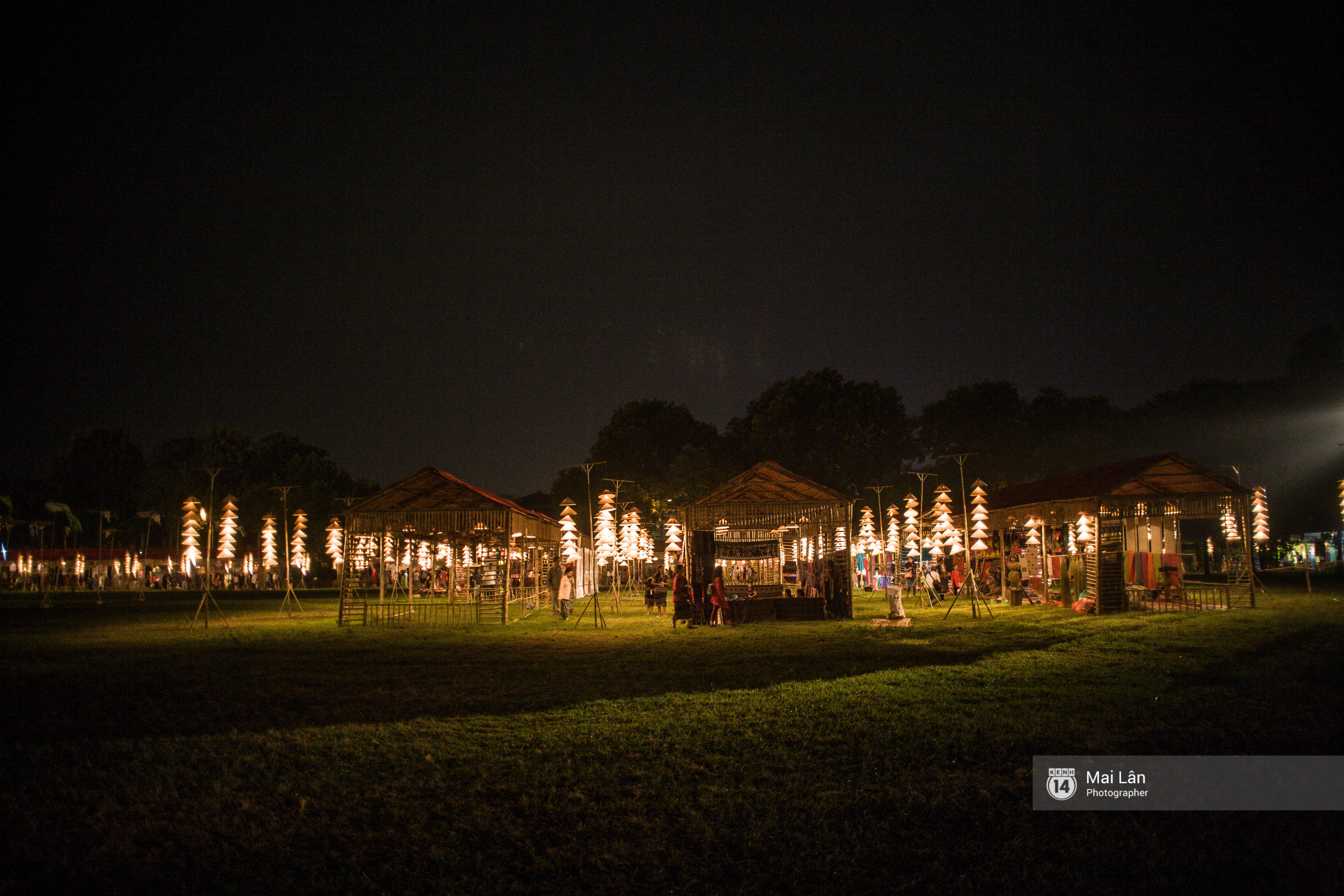 Hà Nội đẹp lung linh với hàng ngàn chiếc nón lá thắp sáng trong Festival Áo dài 2016 - Ảnh 3. Hà Nội đẹp lung linh với hàng ngàn chiếc nón lá thắp sáng trong Festival Áo dài 2016 - Ảnh 3.