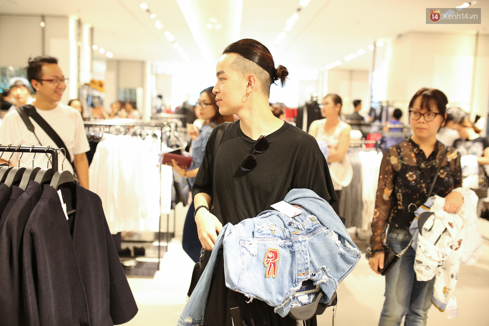 Hoa hậu Mỹ Linh bịt khẩu trang, hòa vào đám đông mua sắm tấp nập ở store Zara Việt Nam - Ảnh 7. Hoa hậu Mỹ Linh bịt khẩu trang, hòa vào đám đông mua sắm tấp nập ở store Zara Việt Nam - Ảnh 7.