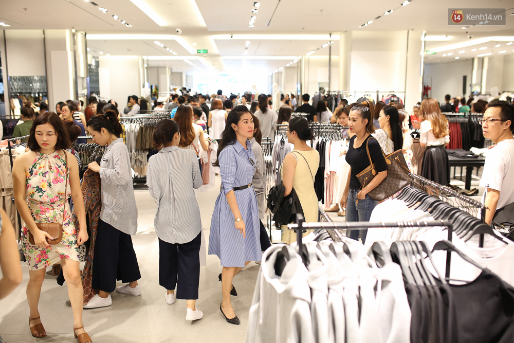Hoa hậu Mỹ Linh bịt khẩu trang, hòa vào đám đông mua sắm tấp nập ở store Zara Việt Nam - Ảnh 8. Hoa hậu Mỹ Linh bịt khẩu trang, hòa vào đám đông mua sắm tấp nập ở store Zara Việt Nam - Ảnh 8.