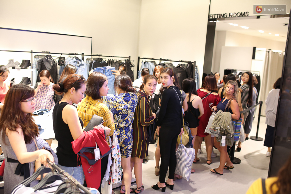 Hoa hậu Mỹ Linh bịt khẩu trang, hòa vào đám đông mua sắm tấp nập ở store Zara Việt Nam - Ảnh 10. Hoa hậu Mỹ Linh bịt khẩu trang, hòa vào đám đông mua sắm tấp nập ở store Zara Việt Nam - Ảnh 10.