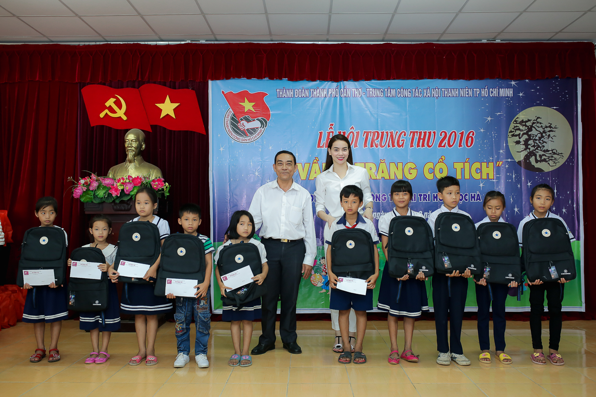 Hồ Ngọc Hà ngồi phà, vượt đường xa để trao quà trung thu cho trẻ em Cần Thơ - Ảnh 6. Hồ Ngọc Hà ngồi phà, vượt đường xa để trao quà trung thu cho trẻ em Cần Thơ - Ảnh 6.