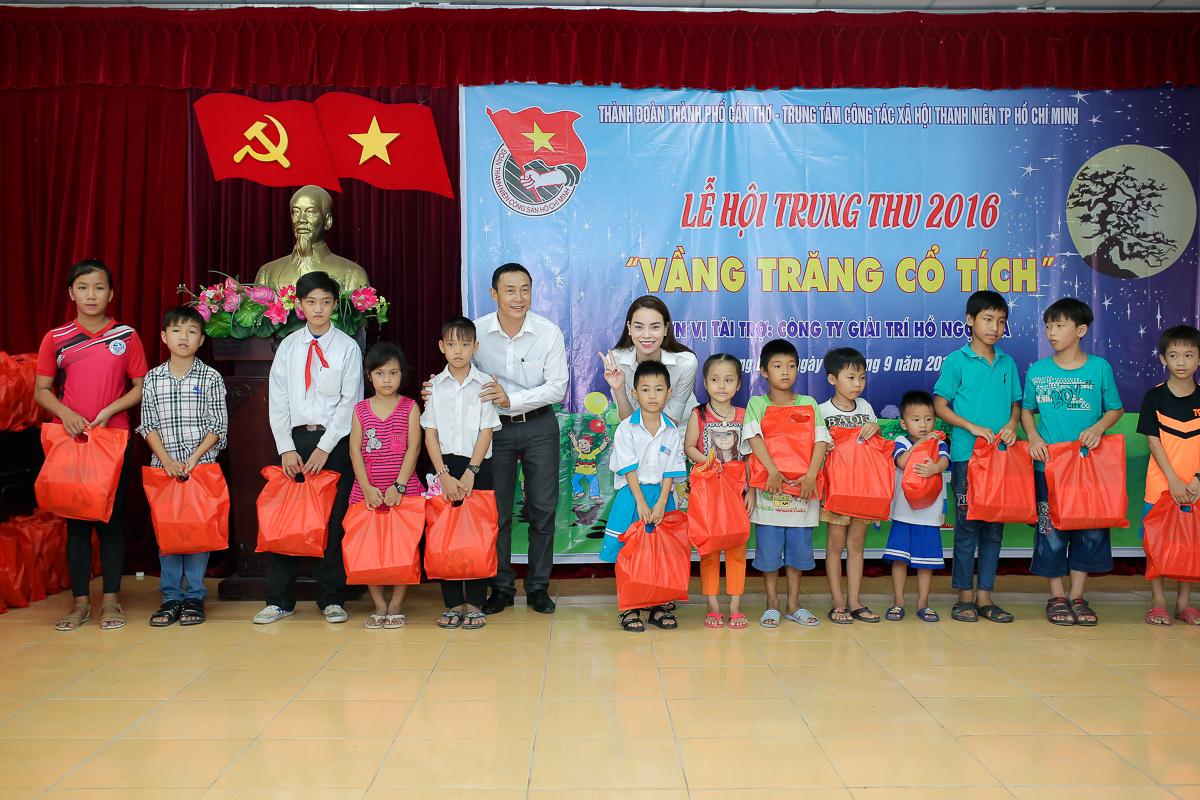 Hồ Ngọc Hà ngồi phà, vượt đường xa để trao quà trung thu cho trẻ em Cần Thơ - Ảnh 8. Hồ Ngọc Hà ngồi phà, vượt đường xa để trao quà trung thu cho trẻ em Cần Thơ - Ảnh 8.