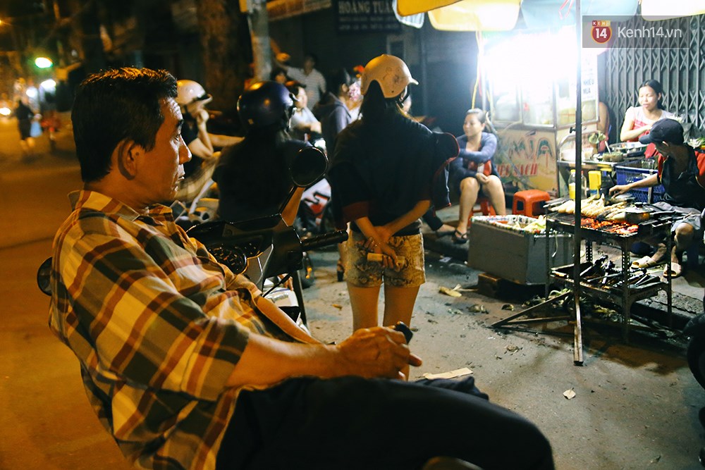 Bắp nướng ngon nhất Sài Gòn - Để được ăn, người ta phải bốc số và chờ cả tiếng! - Ảnh 10. Bắp nướng ngon nhất Sài Gòn - Để được ăn, người ta phải bốc số và chờ cả tiếng! - Ảnh 10.