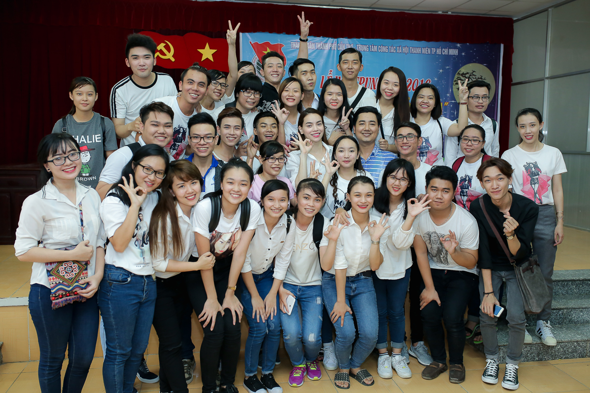 Hồ Ngọc Hà ngồi phà, vượt đường xa để trao quà trung thu cho trẻ em Cần Thơ - Ảnh 10. Hồ Ngọc Hà ngồi phà, vượt đường xa để trao quà trung thu cho trẻ em Cần Thơ - Ảnh 10.