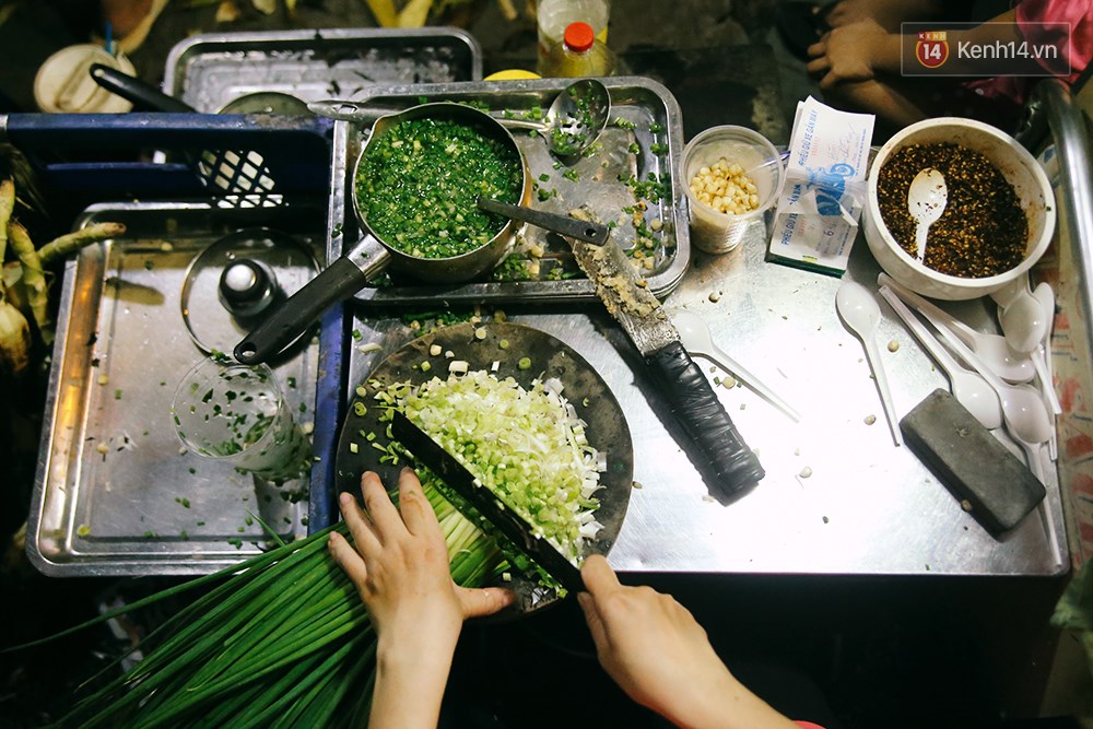 Bắp nướng ngon nhất Sài Gòn - Để được ăn, người ta phải bốc số và chờ cả tiếng! - Ảnh 5. Bắp nướng ngon nhất Sài Gòn - Để được ăn, người ta phải bốc số và chờ cả tiếng! - Ảnh 5.