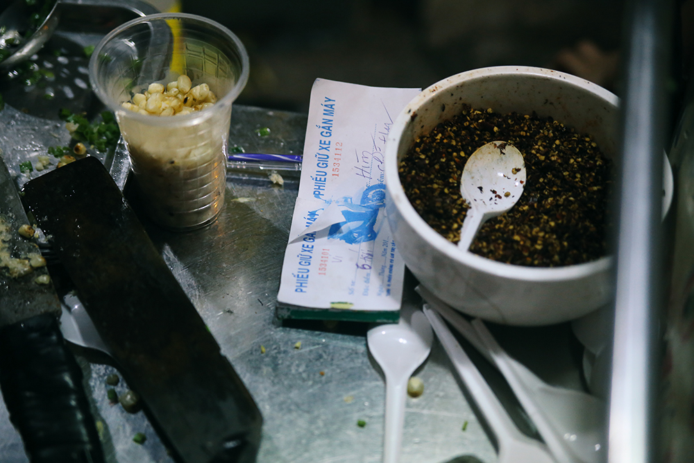 Bắp nướng ngon nhất Sài Gòn - Để được ăn, người ta phải bốc số và chờ cả tiếng! - Ảnh 9. Bắp nướng ngon nhất Sài Gòn - Để được ăn, người ta phải bốc số và chờ cả tiếng! - Ảnh 9.