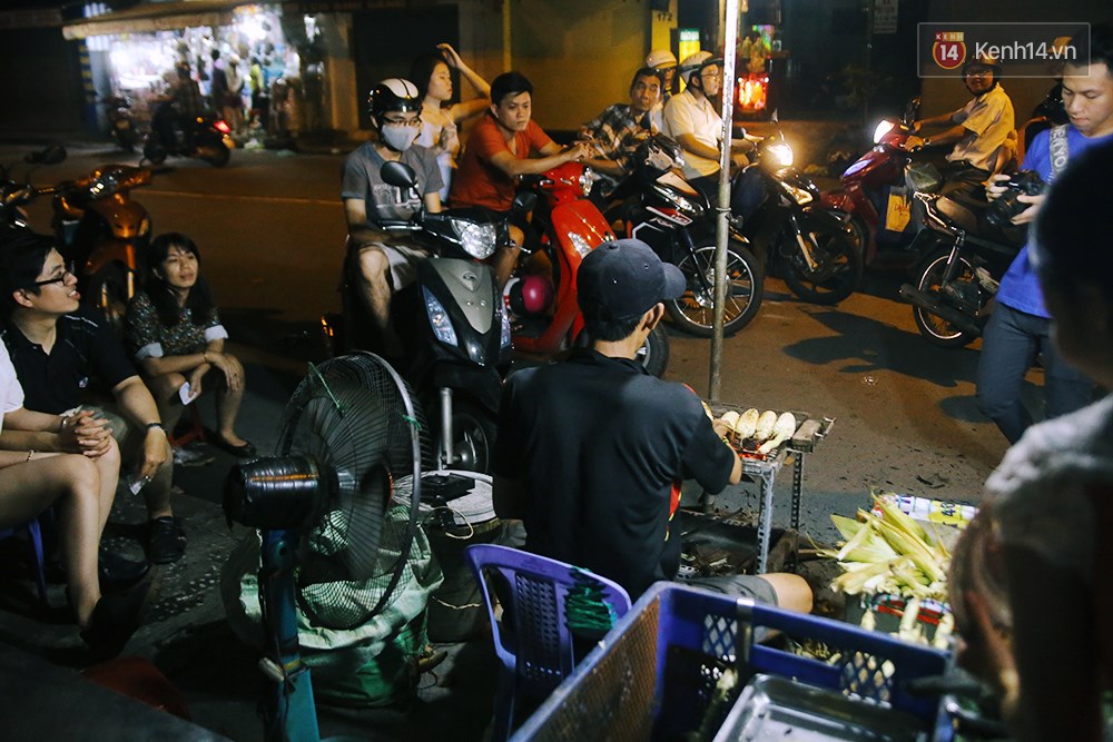 Bắp nướng ngon nhất Sài Gòn - Để được ăn, người ta phải bốc số và chờ cả tiếng! - Ảnh 8. Bắp nướng ngon nhất Sài Gòn - Để được ăn, người ta phải bốc số và chờ cả tiếng! - Ảnh 8.