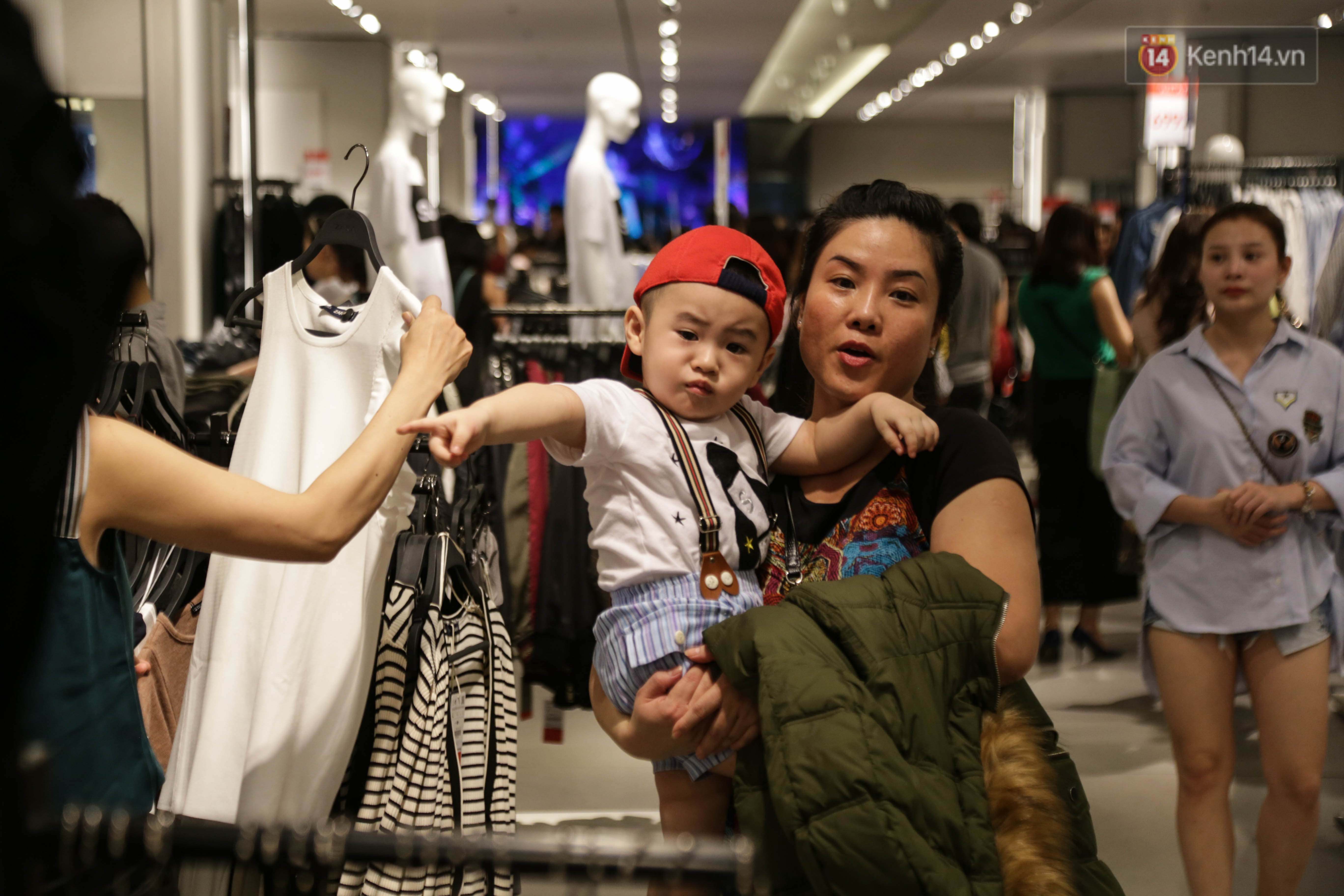 Dân Sài Gòn đang mất 3 tiếng đồng hồ xếp hàng mua đồ sale 50% tại Zara Việt Nam - Ảnh 4. Dân Sài Gòn đang mất 3 tiếng đồng hồ xếp hàng mua đồ sale 50% tại Zara Việt Nam - Ảnh 4.