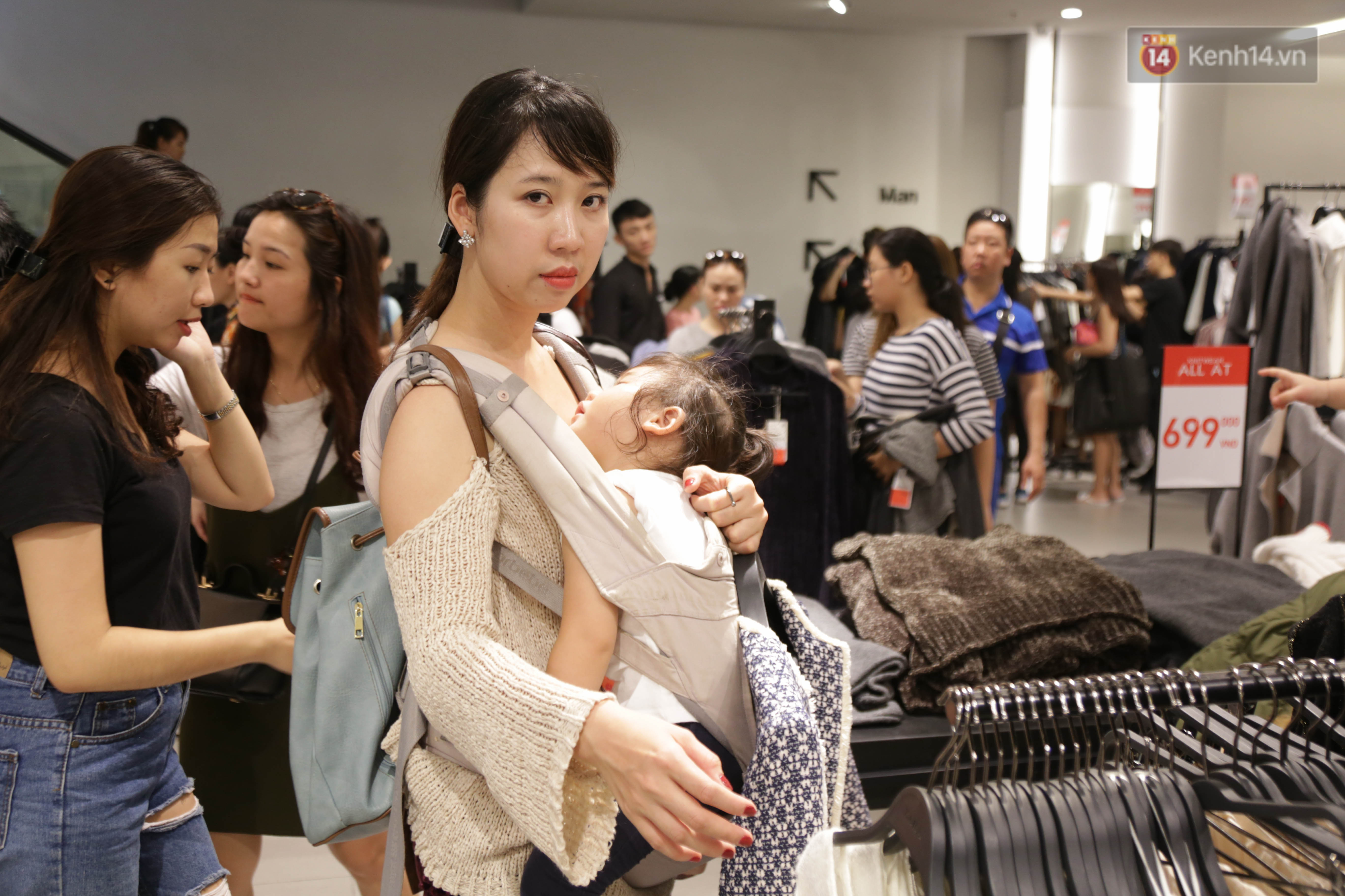 Dân Sài Gòn đang mất 3 tiếng đồng hồ xếp hàng mua đồ sale 50% tại Zara Việt Nam - Ảnh 5. Dân Sài Gòn đang mất 3 tiếng đồng hồ xếp hàng mua đồ sale 50% tại Zara Việt Nam - Ảnh 5.