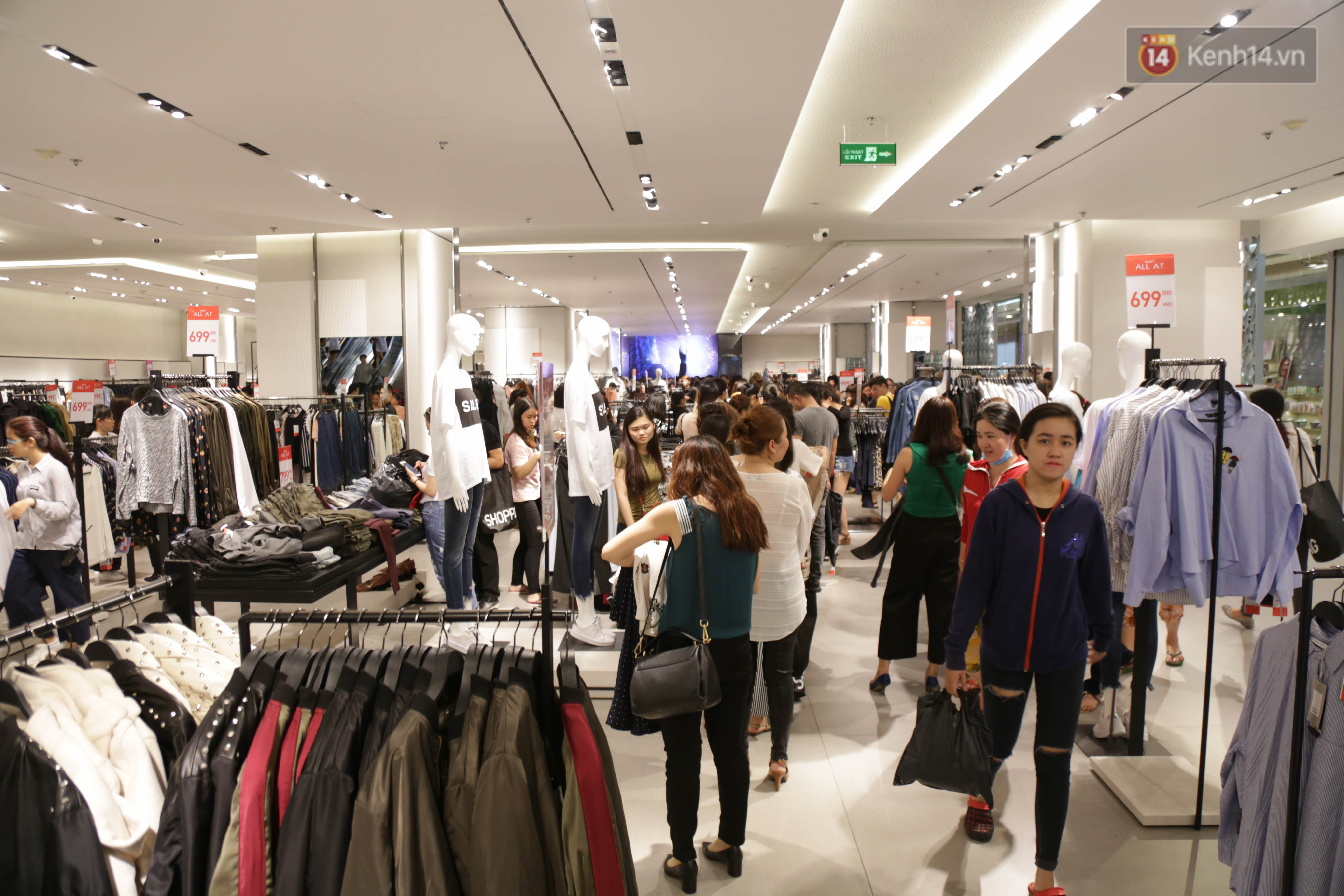 Dân Sài Gòn đang mất 3 tiếng đồng hồ xếp hàng mua đồ sale 50% tại Zara Việt Nam - Ảnh 6. Dân Sài Gòn đang mất 3 tiếng đồng hồ xếp hàng mua đồ sale 50% tại Zara Việt Nam - Ảnh 6.