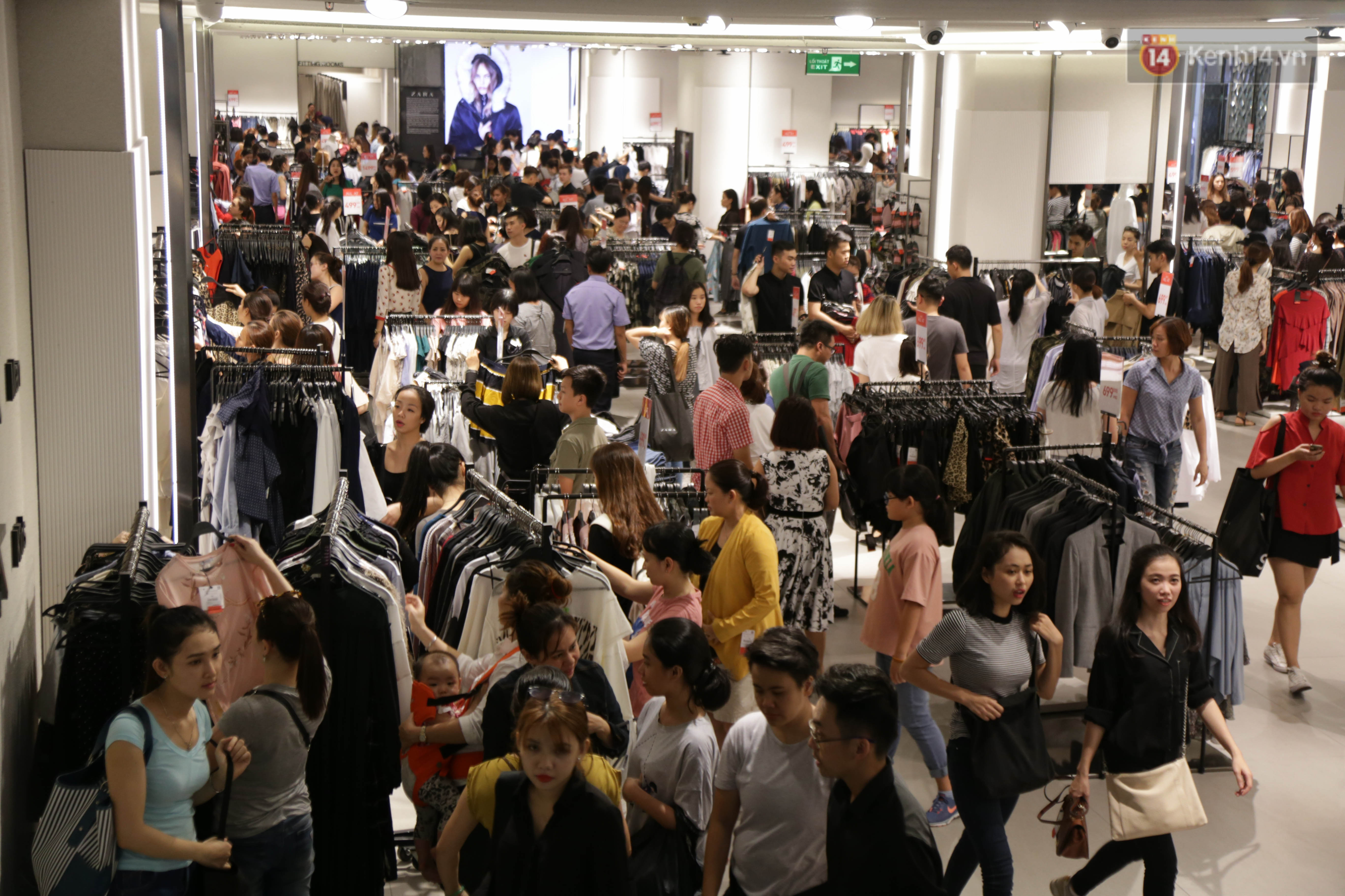Dân Sài Gòn đang mất 3 tiếng đồng hồ xếp hàng mua đồ sale 50% tại Zara Việt Nam - Ảnh 3. Dân Sài Gòn đang mất 3 tiếng đồng hồ xếp hàng mua đồ sale 50% tại Zara Việt Nam - Ảnh 3.