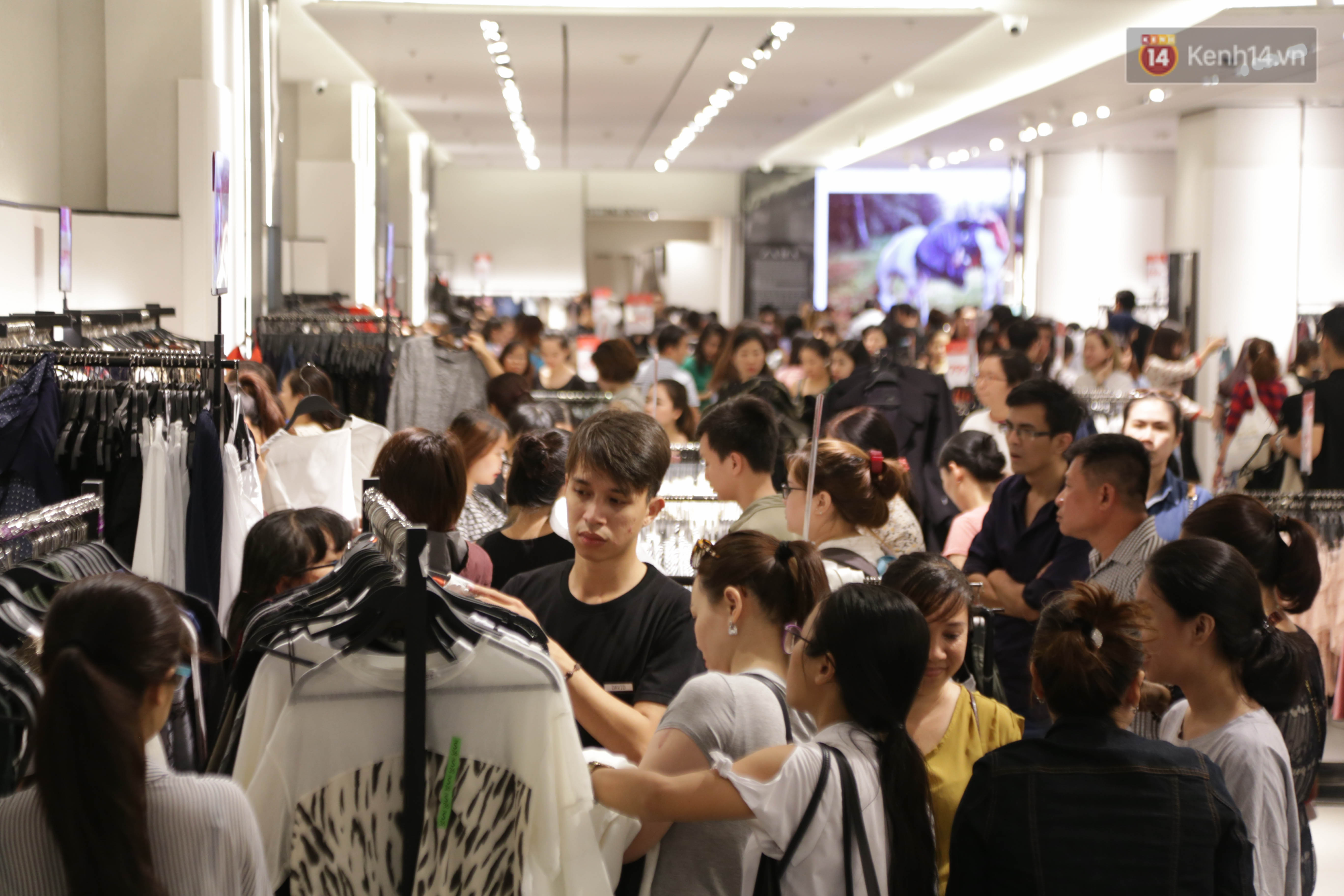 Dân Sài Gòn đang mất 3 tiếng đồng hồ xếp hàng mua đồ sale 50% tại Zara Việt Nam - Ảnh 2. Dân Sài Gòn đang mất 3 tiếng đồng hồ xếp hàng mua đồ sale 50% tại Zara Việt Nam - Ảnh 2.