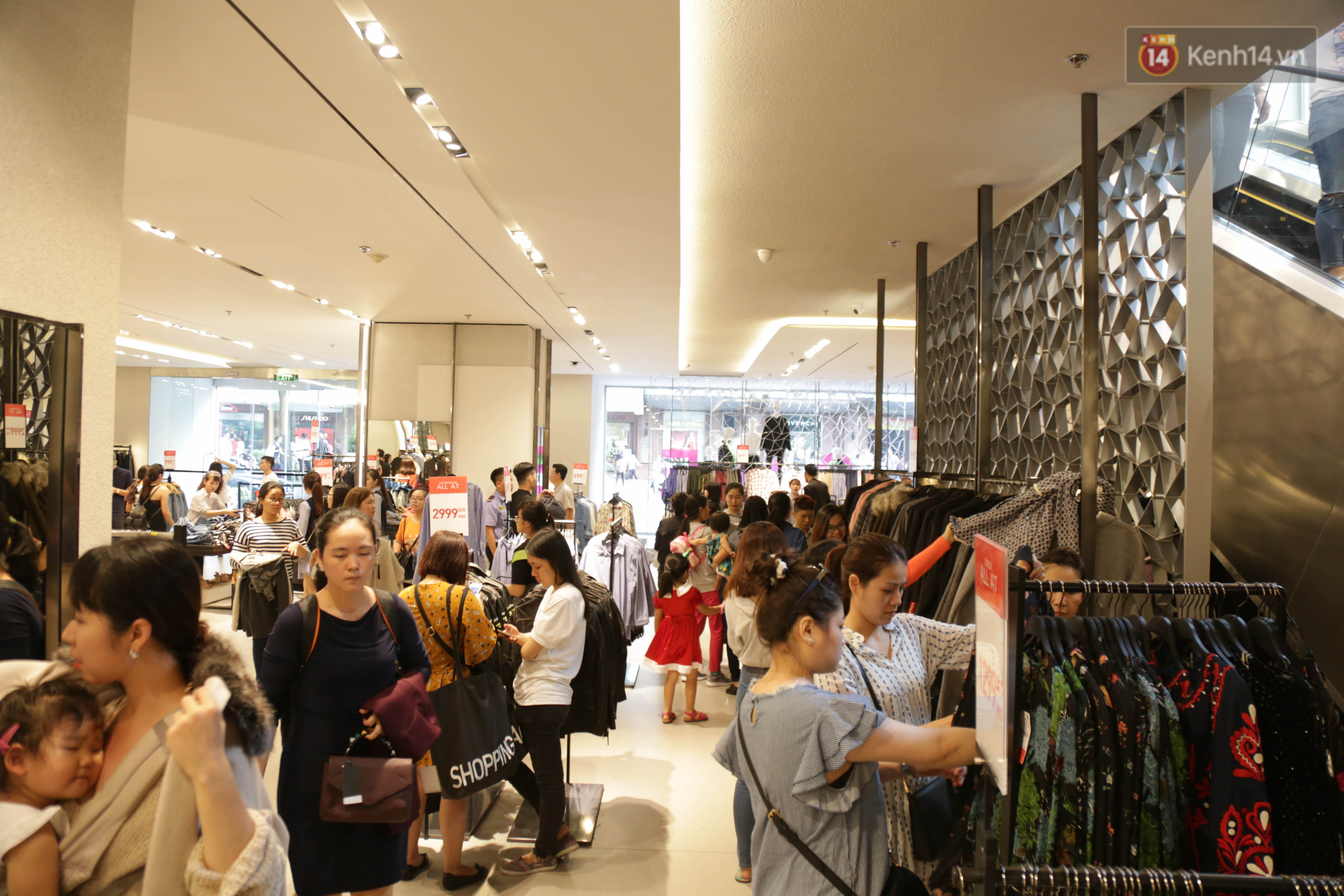 Dân Sài Gòn đang mất 3 tiếng đồng hồ xếp hàng mua đồ sale 50% tại Zara Việt Nam - Ảnh 7. Dân Sài Gòn đang mất 3 tiếng đồng hồ xếp hàng mua đồ sale 50% tại Zara Việt Nam - Ảnh 7.