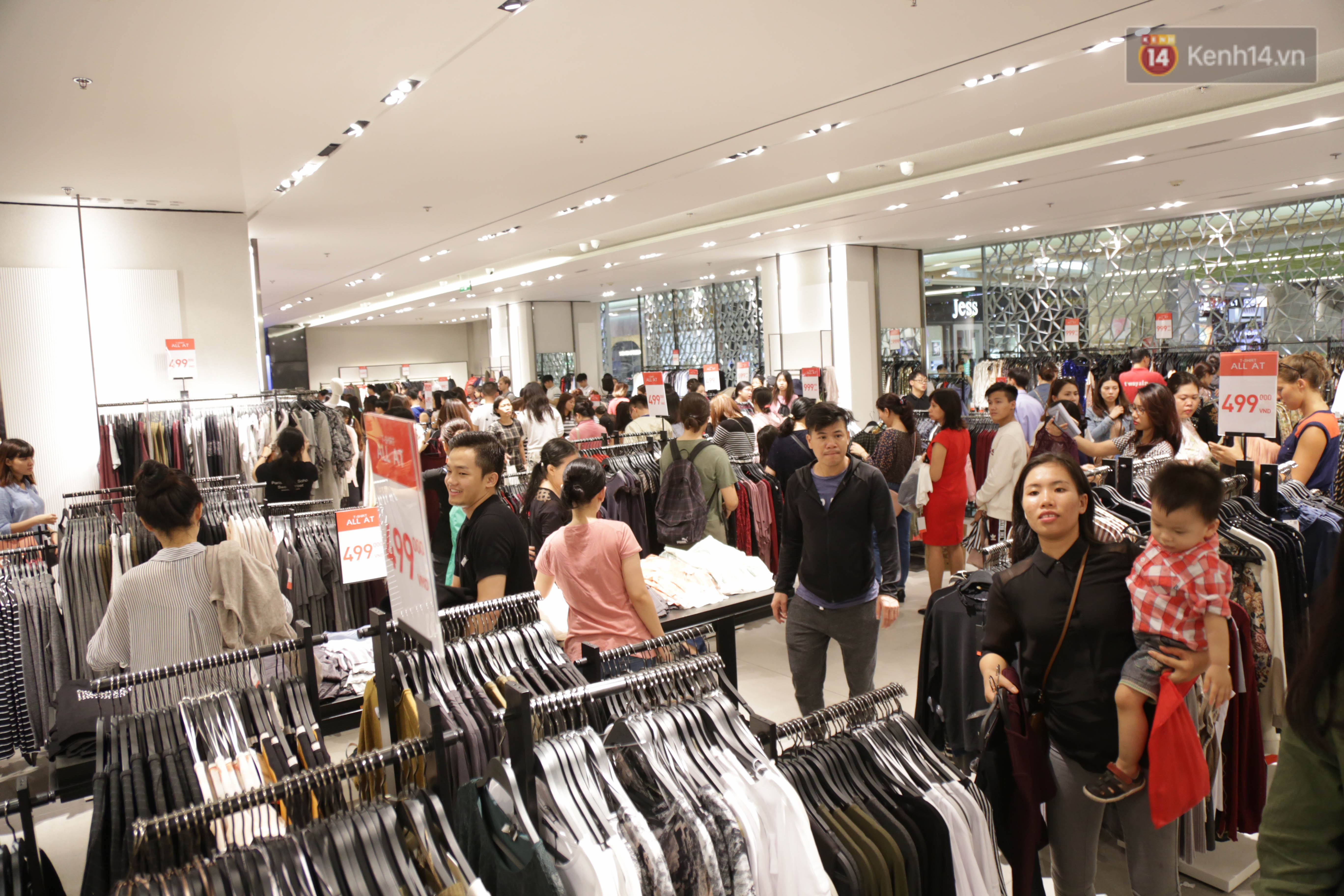 Dân Sài Gòn đang mất 3 tiếng đồng hồ xếp hàng mua đồ sale 50% tại Zara Việt Nam - Ảnh 8. Dân Sài Gòn đang mất 3 tiếng đồng hồ xếp hàng mua đồ sale 50% tại Zara Việt Nam - Ảnh 8.