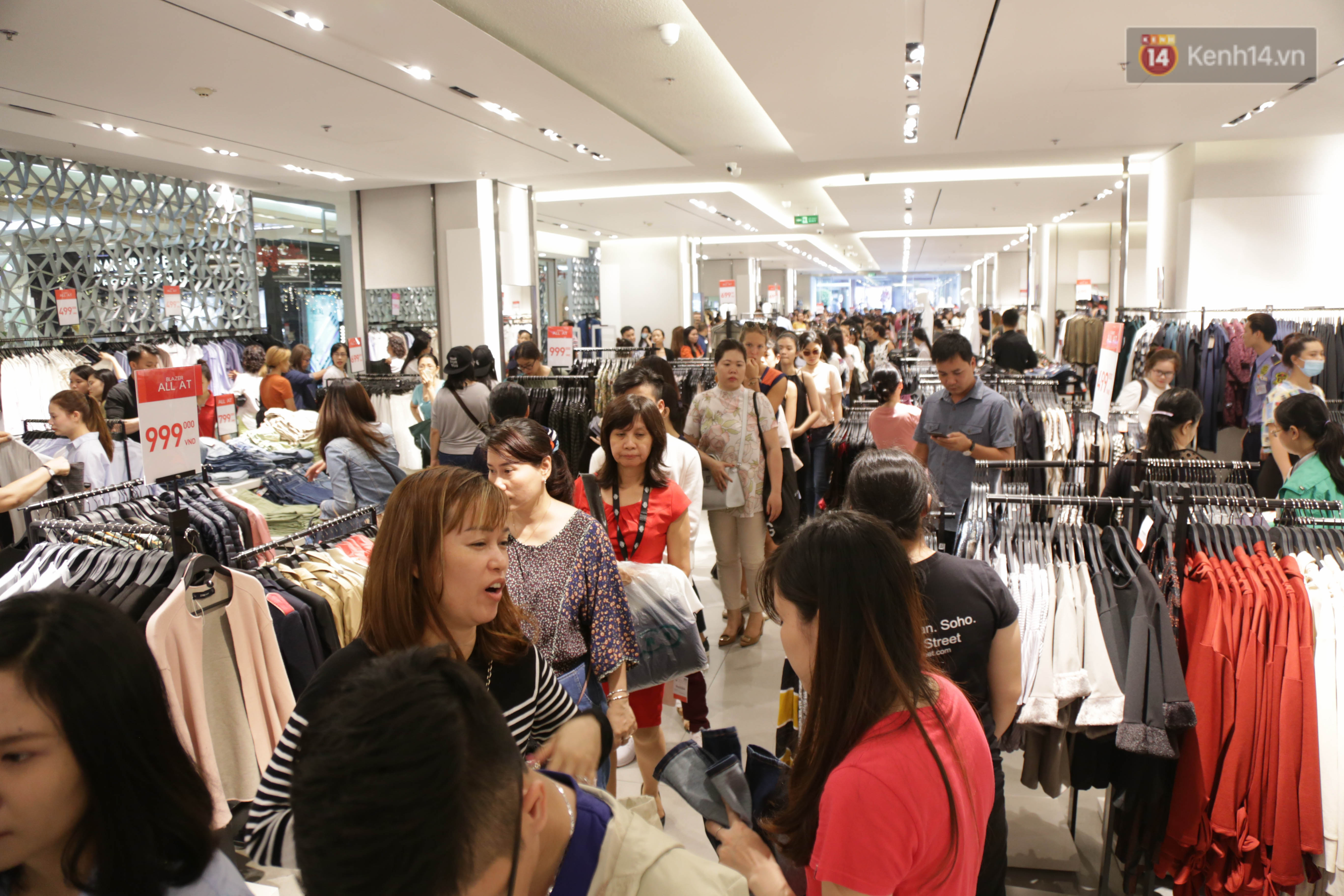 Dân Sài Gòn đang mất 3 tiếng đồng hồ xếp hàng mua đồ sale 50% tại Zara Việt Nam - Ảnh 1. Dân Sài Gòn đang mất 3 tiếng đồng hồ xếp hàng mua đồ sale 50% tại Zara Việt Nam - Ảnh 1.