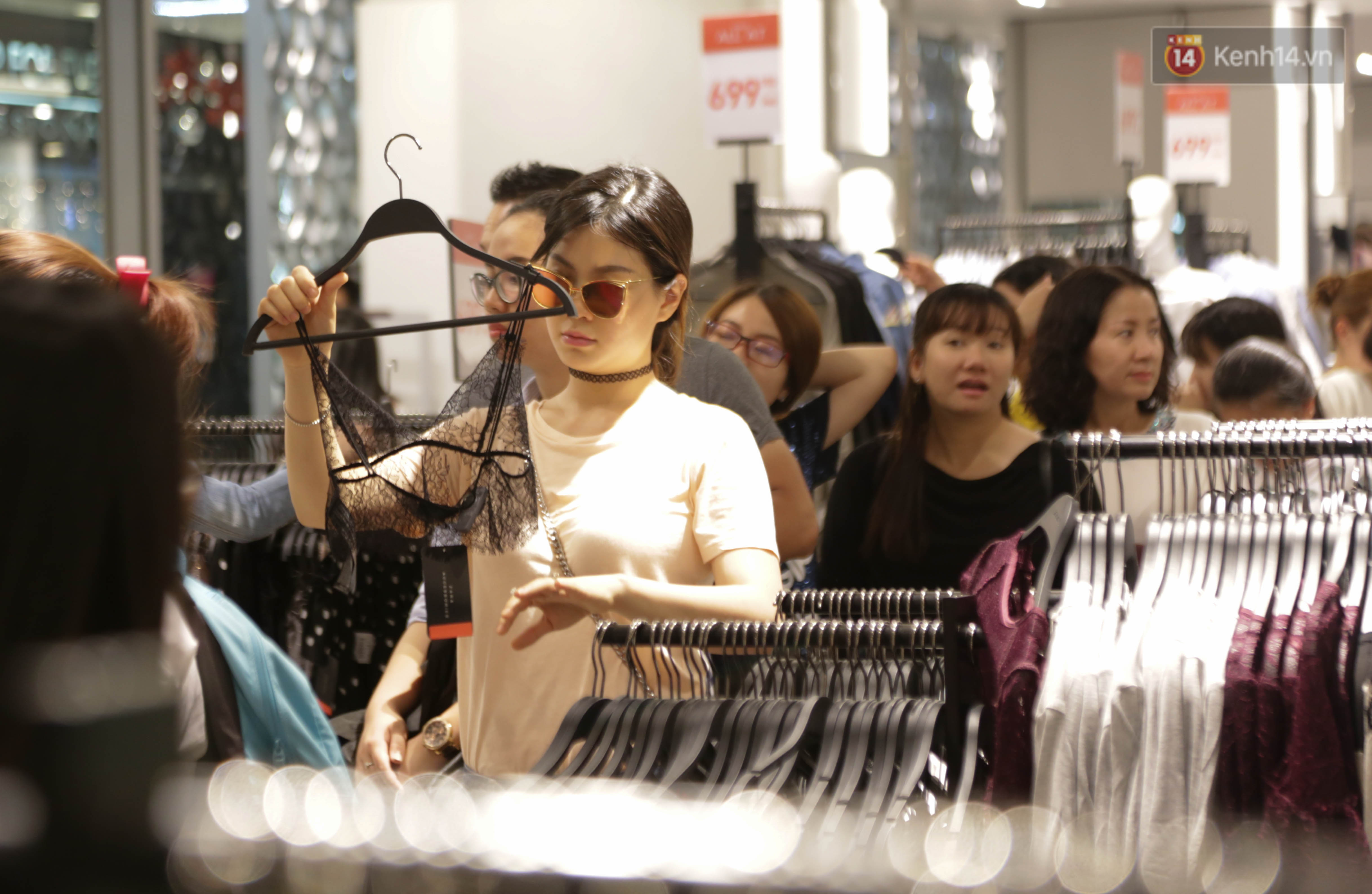 Dân Sài Gòn đang mất 3 tiếng đồng hồ xếp hàng mua đồ sale 50% tại Zara Việt Nam - Ảnh 9. Dân Sài Gòn đang mất 3 tiếng đồng hồ xếp hàng mua đồ sale 50% tại Zara Việt Nam - Ảnh 9.