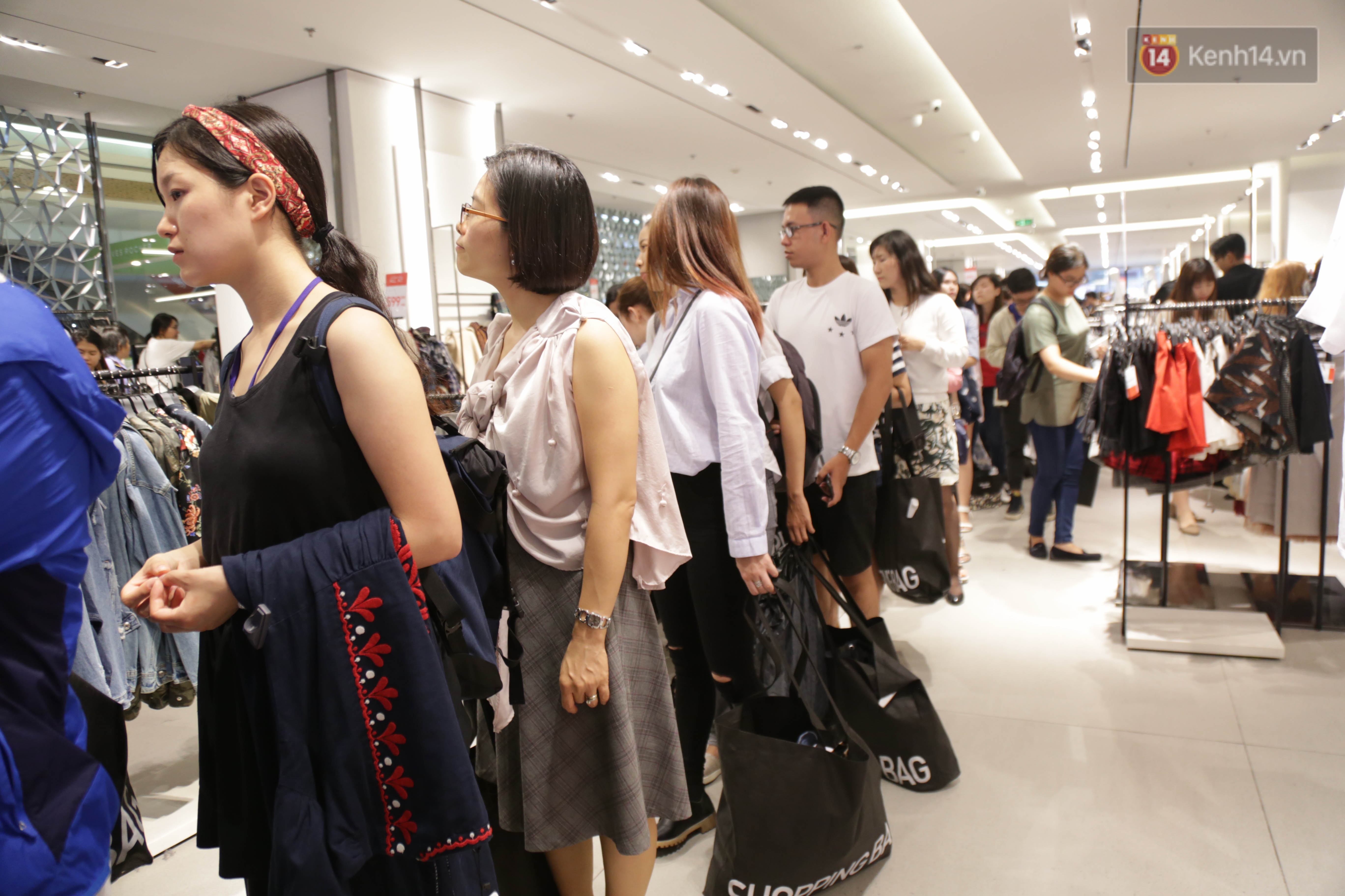 Dân Sài Gòn đang mất 3 tiếng đồng hồ xếp hàng mua đồ sale 50% tại Zara Việt Nam - Ảnh 11. Dân Sài Gòn đang mất 3 tiếng đồng hồ xếp hàng mua đồ sale 50% tại Zara Việt Nam - Ảnh 11.