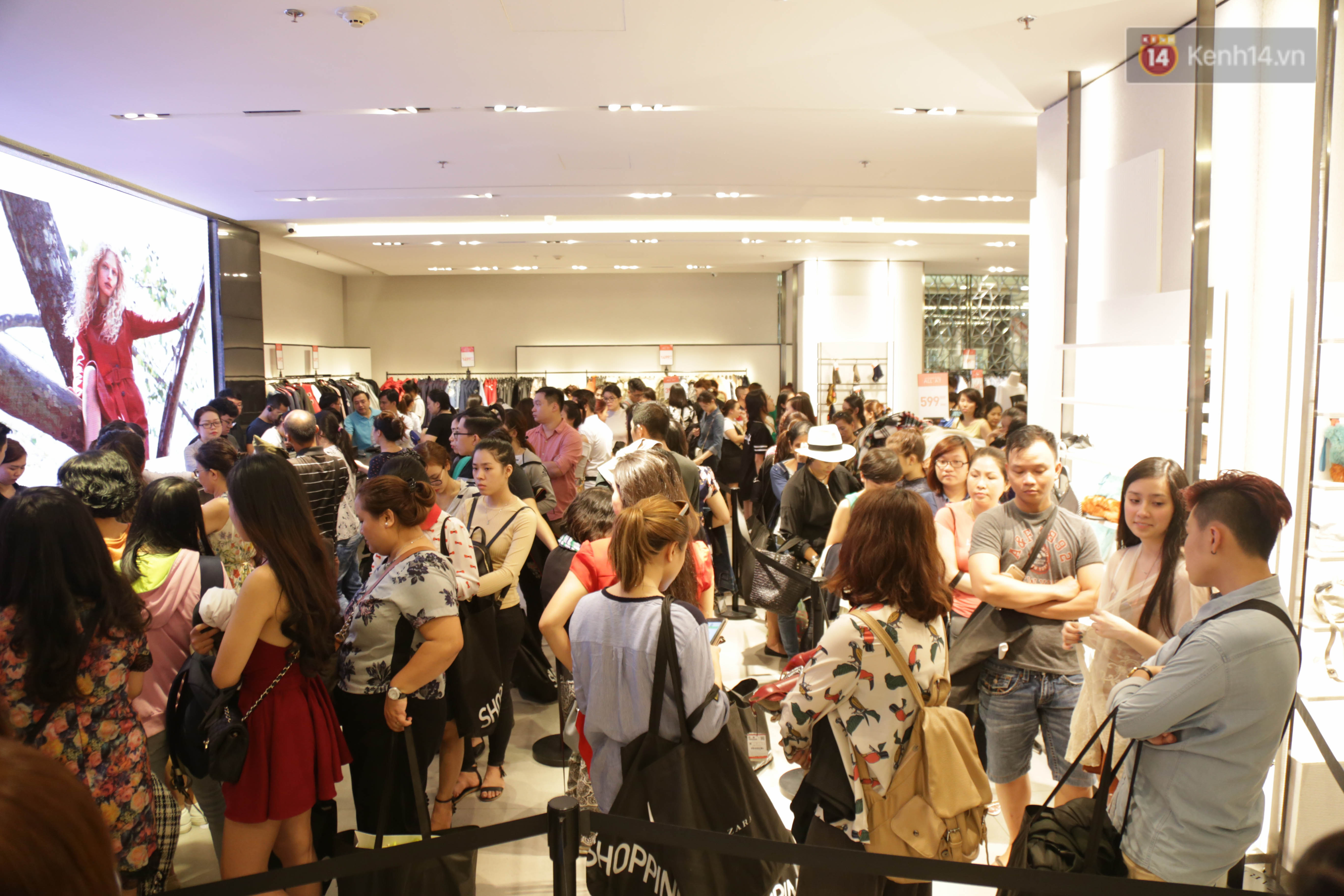 Dân Sài Gòn đang mất 3 tiếng đồng hồ xếp hàng mua đồ sale 50% tại Zara Việt Nam - Ảnh 13. Dân Sài Gòn đang mất 3 tiếng đồng hồ xếp hàng mua đồ sale 50% tại Zara Việt Nam - Ảnh 13.