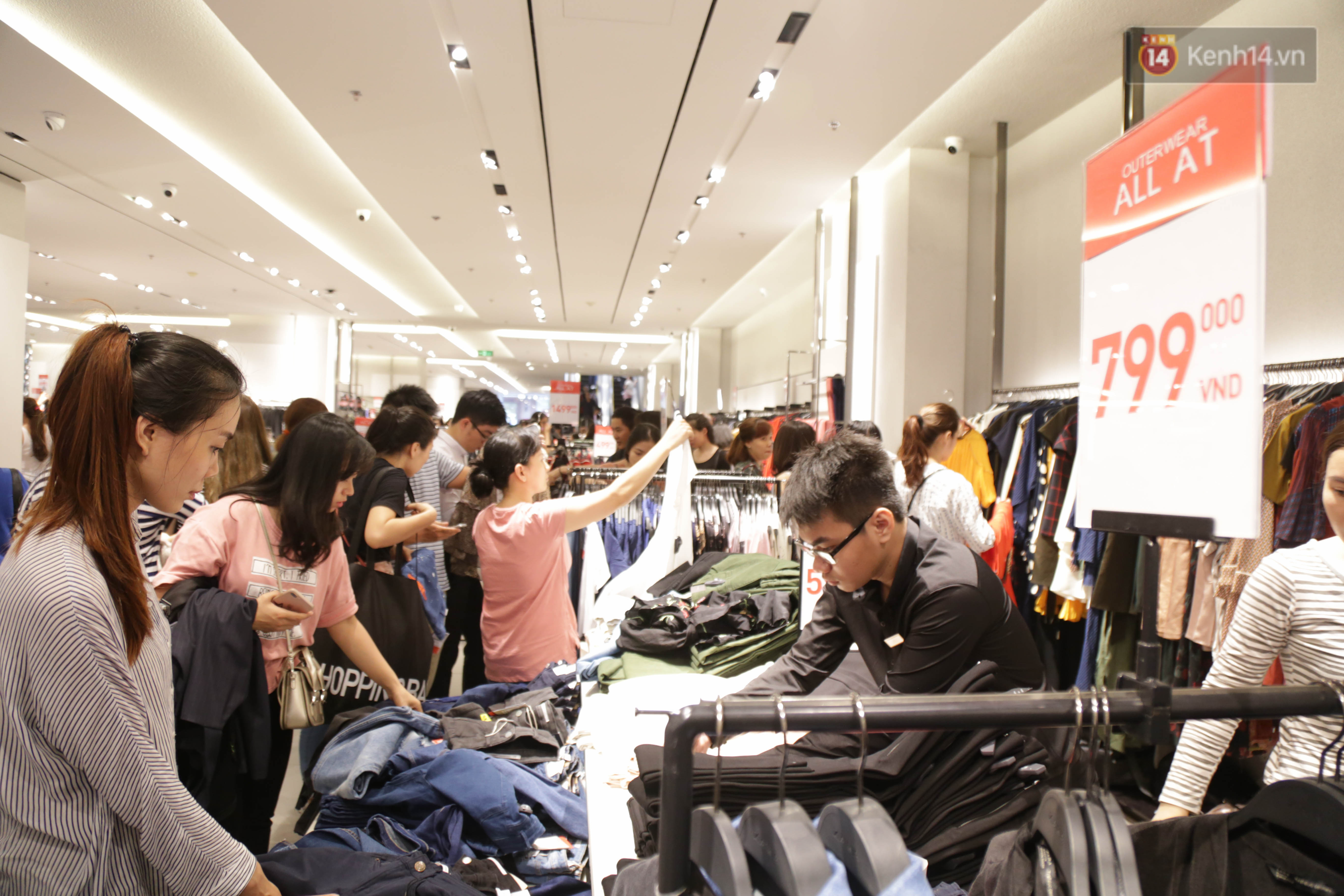 Dân Sài Gòn đang mất 3 tiếng đồng hồ xếp hàng mua đồ sale 50% tại Zara Việt Nam - Ảnh 14. Dân Sài Gòn đang mất 3 tiếng đồng hồ xếp hàng mua đồ sale 50% tại Zara Việt Nam - Ảnh 14.