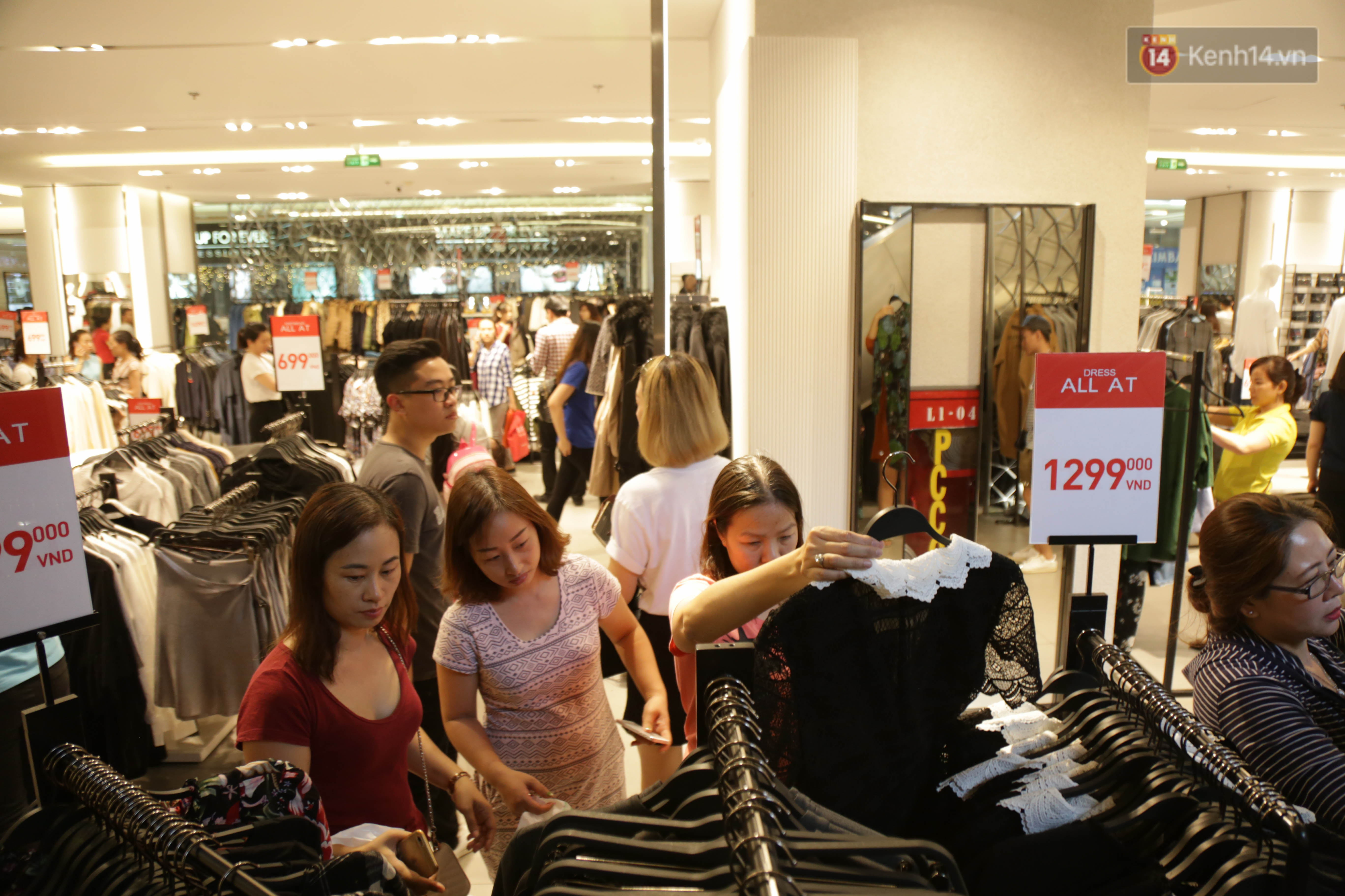 Dân Sài Gòn đang mất 3 tiếng đồng hồ xếp hàng mua đồ sale 50% tại Zara Việt Nam - Ảnh 15. Dân Sài Gòn đang mất 3 tiếng đồng hồ xếp hàng mua đồ sale 50% tại Zara Việt Nam - Ảnh 15.