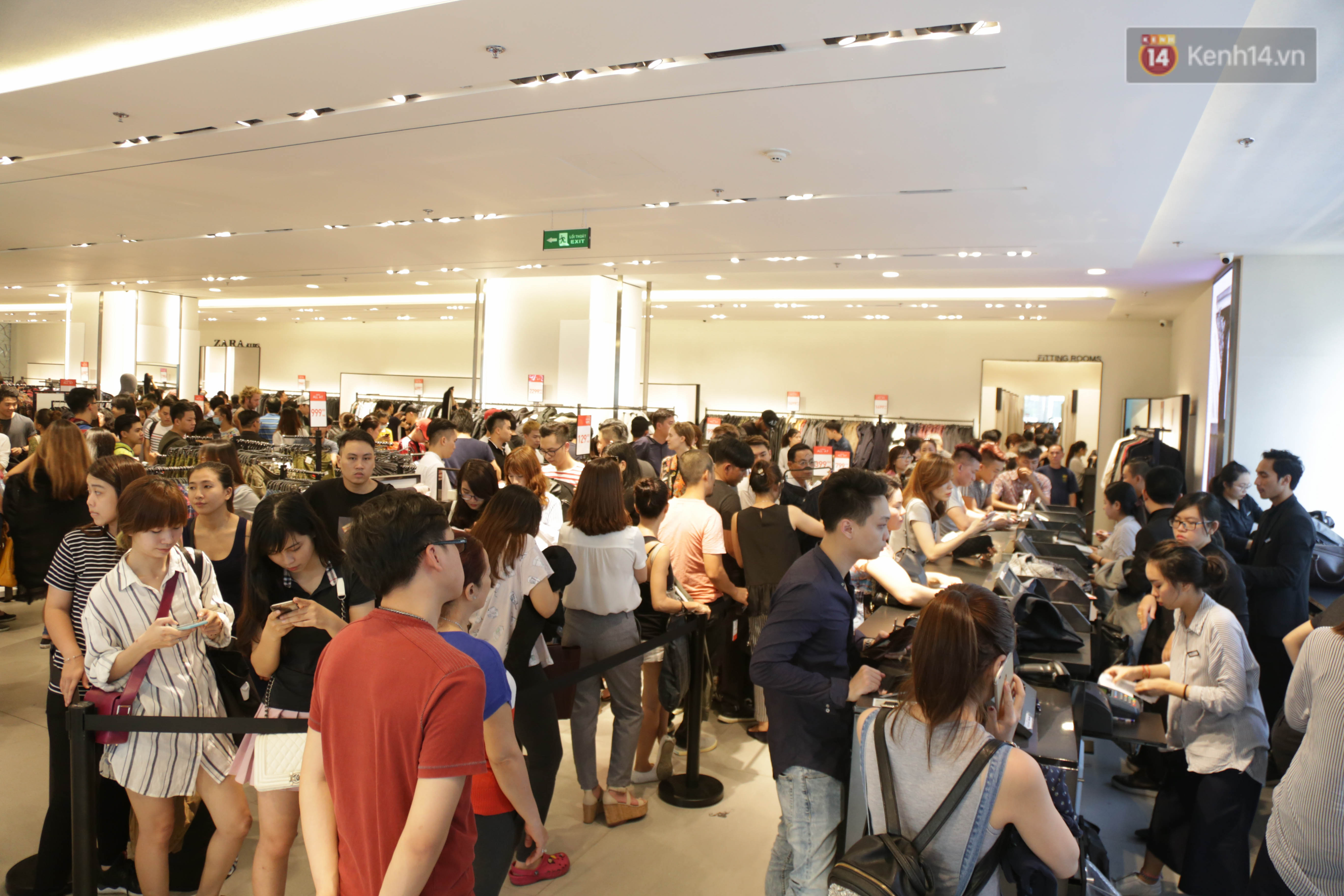Dân Sài Gòn đang mất 3 tiếng đồng hồ xếp hàng mua đồ sale 50% tại Zara Việt Nam - Ảnh 17. Dân Sài Gòn đang mất 3 tiếng đồng hồ xếp hàng mua đồ sale 50% tại Zara Việt Nam - Ảnh 17.