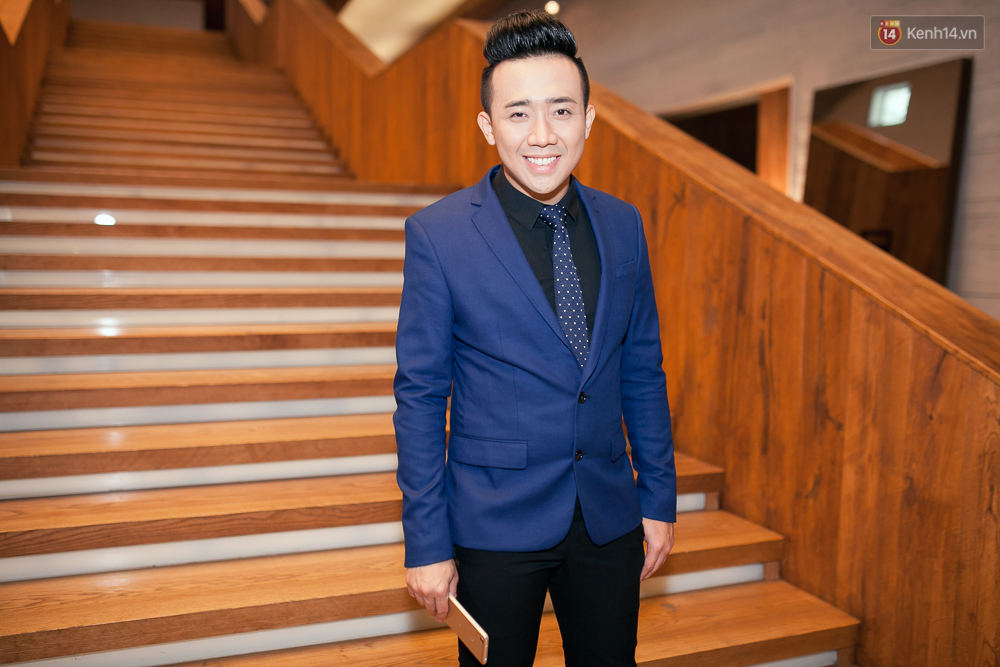 Trấn Thành tình tứ ôm Hari Won, Hòa Minzy khoe eo gợi cảm trong sự kiện - Ảnh 2. Trấn Thành tình tứ ôm Hari Won, Hòa Minzy khoe eo gợi cảm trong sự kiện - Ảnh 2.