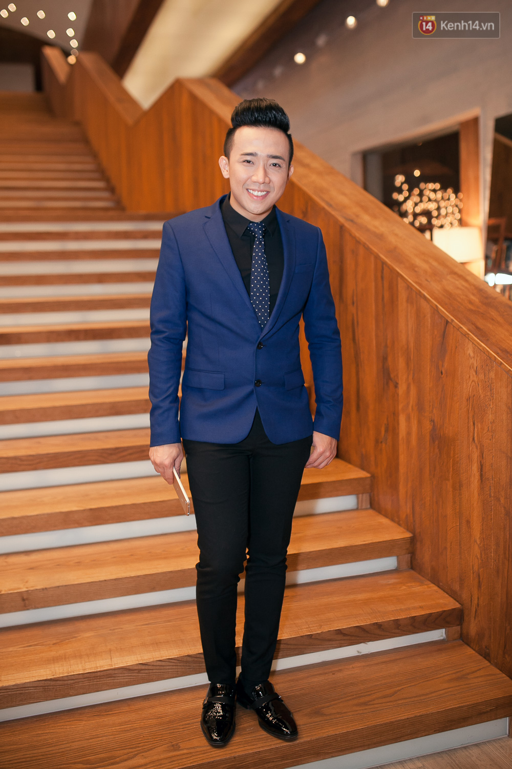 Trấn Thành tình tứ ôm Hari Won, Hòa Minzy khoe eo gợi cảm trong sự kiện - Ảnh 1. Trấn Thành tình tứ ôm Hari Won, Hòa Minzy khoe eo gợi cảm trong sự kiện - Ảnh 1.