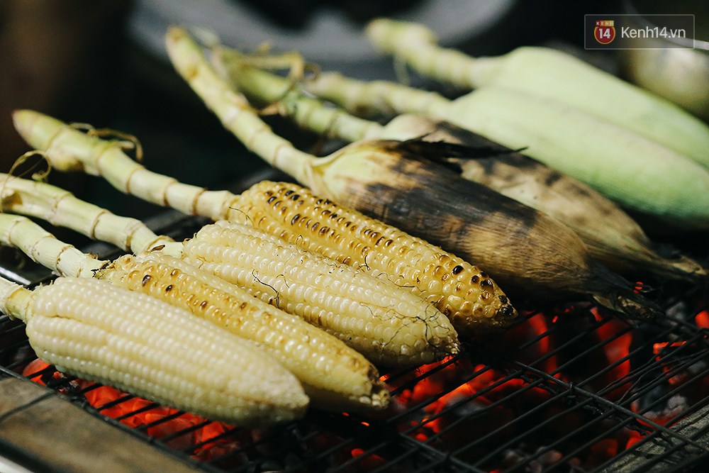 Bắp nướng ngon nhất Sài Gòn - Để được ăn, người ta phải bốc số và chờ cả tiếng! - Ảnh 3. Bắp nướng ngon nhất Sài Gòn - Để được ăn, người ta phải bốc số và chờ cả tiếng! - Ảnh 3.